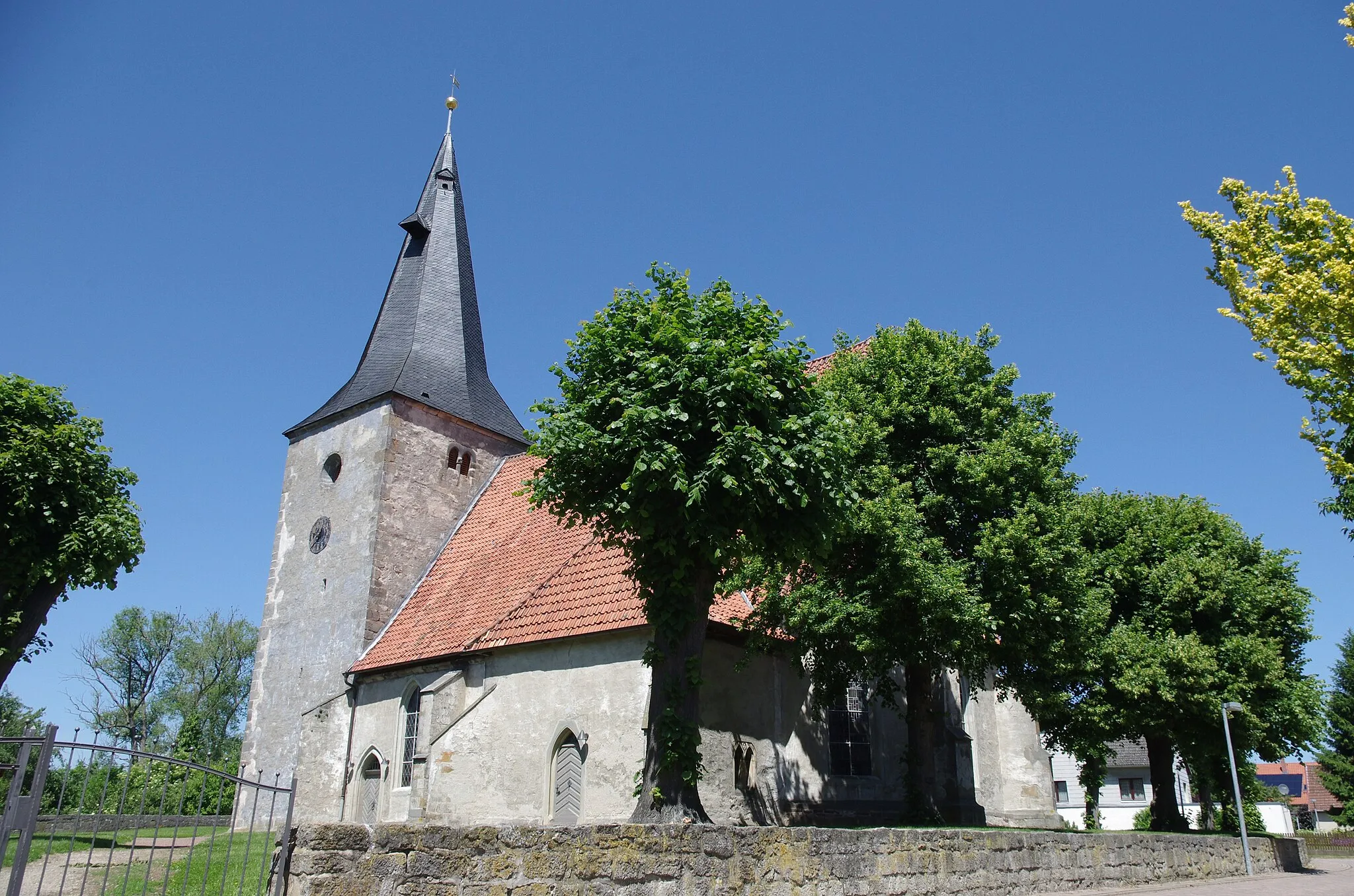 Photo showing: Nordstemmen, Ortsteil Adensen in Niedersachsen. Die Kirche stammt im Ursprung aus  dem 13. Jahrhundert. Seitdem wurde die Kirche ständig erweitert.