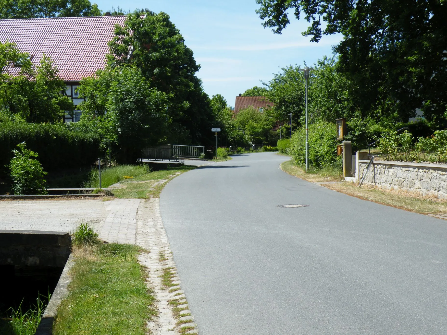 Photo showing: Dorfstraße an der Kirche (Dorfmitte)