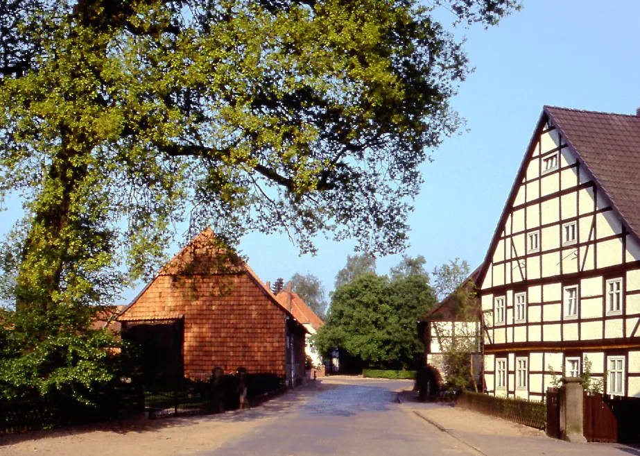 Photo showing: Village street in Hallerburg in Nordstemmen, district Hildesheim, Lower Saxony, Germany.