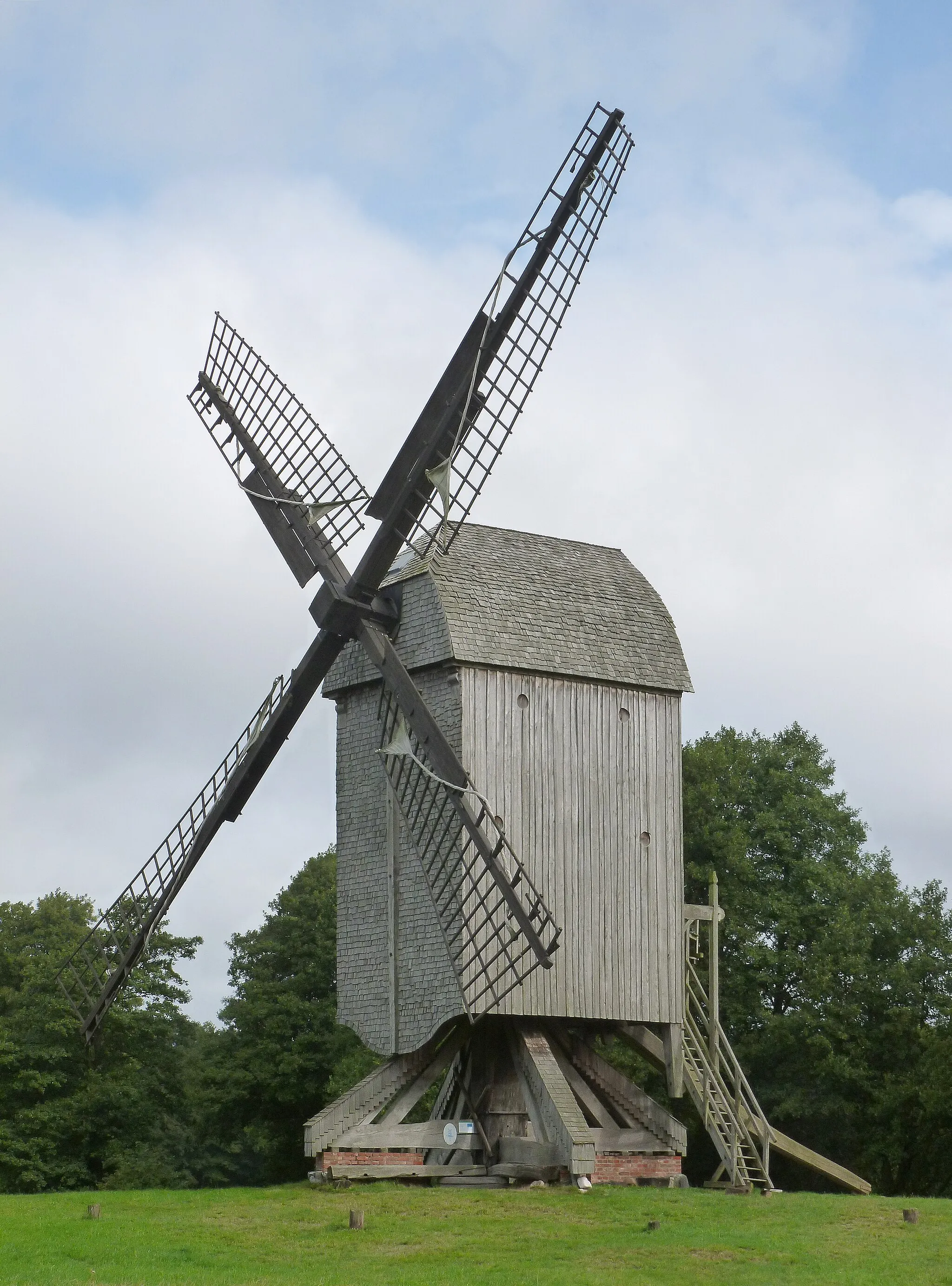Photo showing: Die Bockwindmühle in Dudensen, einem Ortsteil von Neustadt am Rübenberge (Niedersachsen) wurde ca. 1690 erbaut, und von Diepholz nach Dudensen umgesetzt