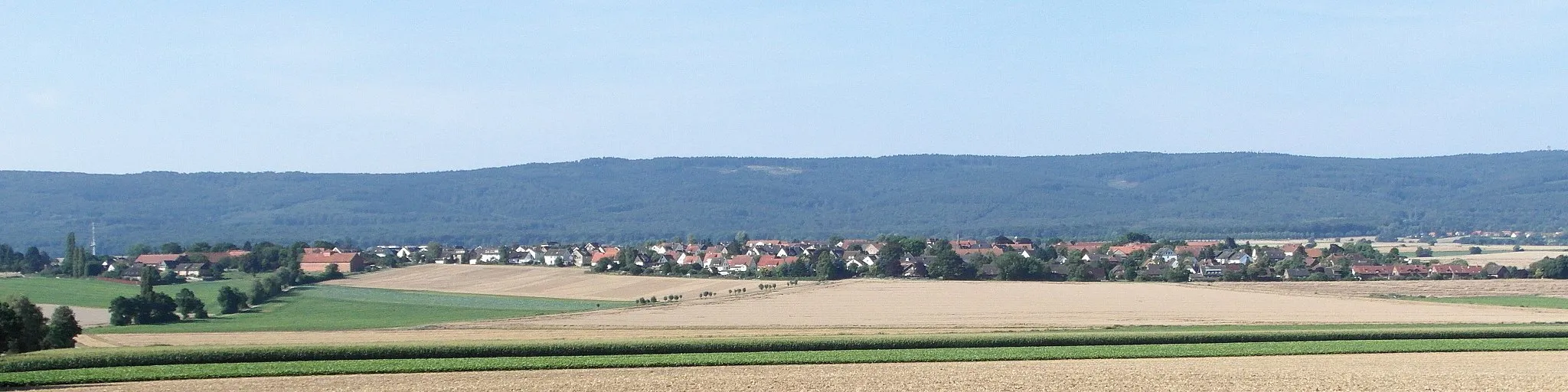 Photo showing: Blick vom Waldrand des Gehrdener Berg nach Südwesten auf Degersen. Im Hintergrund der Deister.