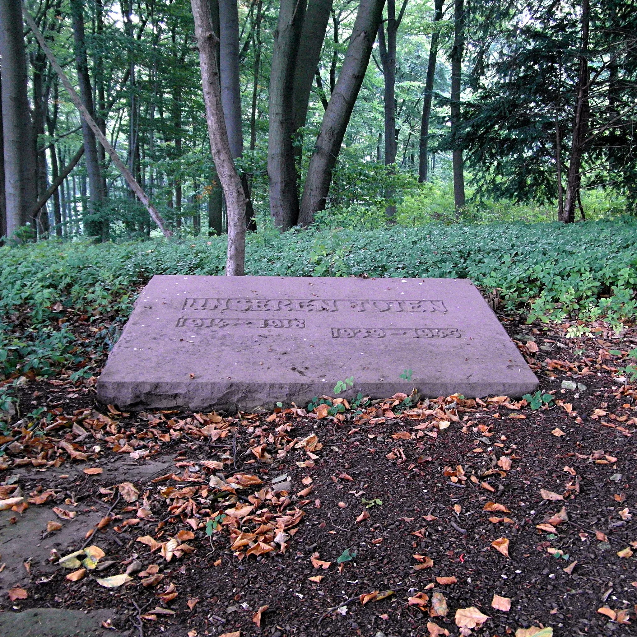 Photo showing: Gedenkstätte Unseren Toten der beiden Weltkriege auf der Kuppe des Suerser Berg bei Gehrden, Region Hannover in Niedersachsen.