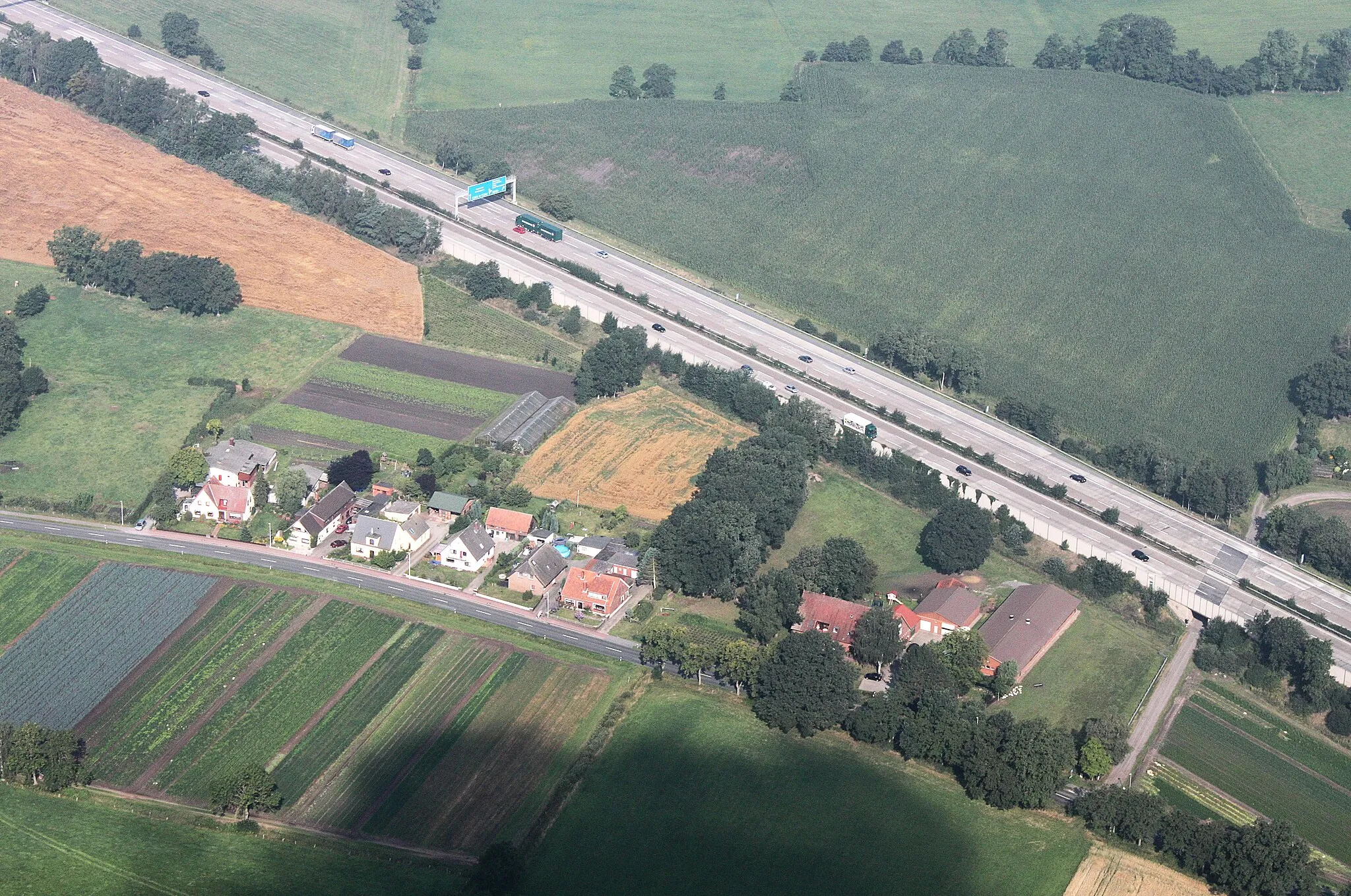 Photo showing: Luftaufnahme; entlang der A1 (auf der Südseite) vom  Dreieck Stuhr in Richtung Osten,
bis zur Abfahrt Brinkum