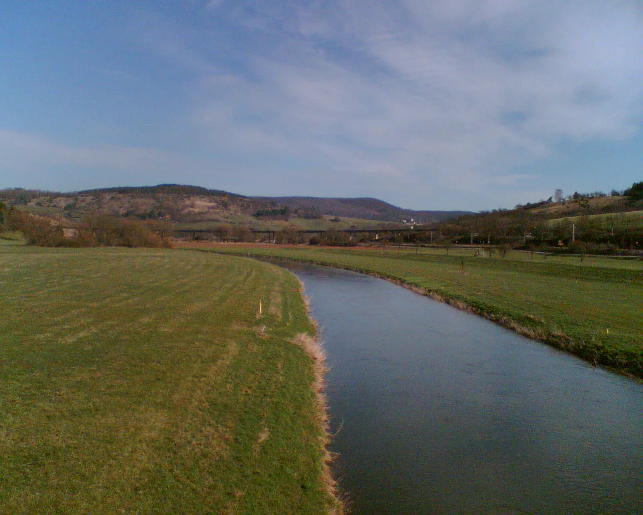 Photo showing: River Leine flowing towards Hube mountains. Picture was taken in Salzderhelden, Lower Saxony.