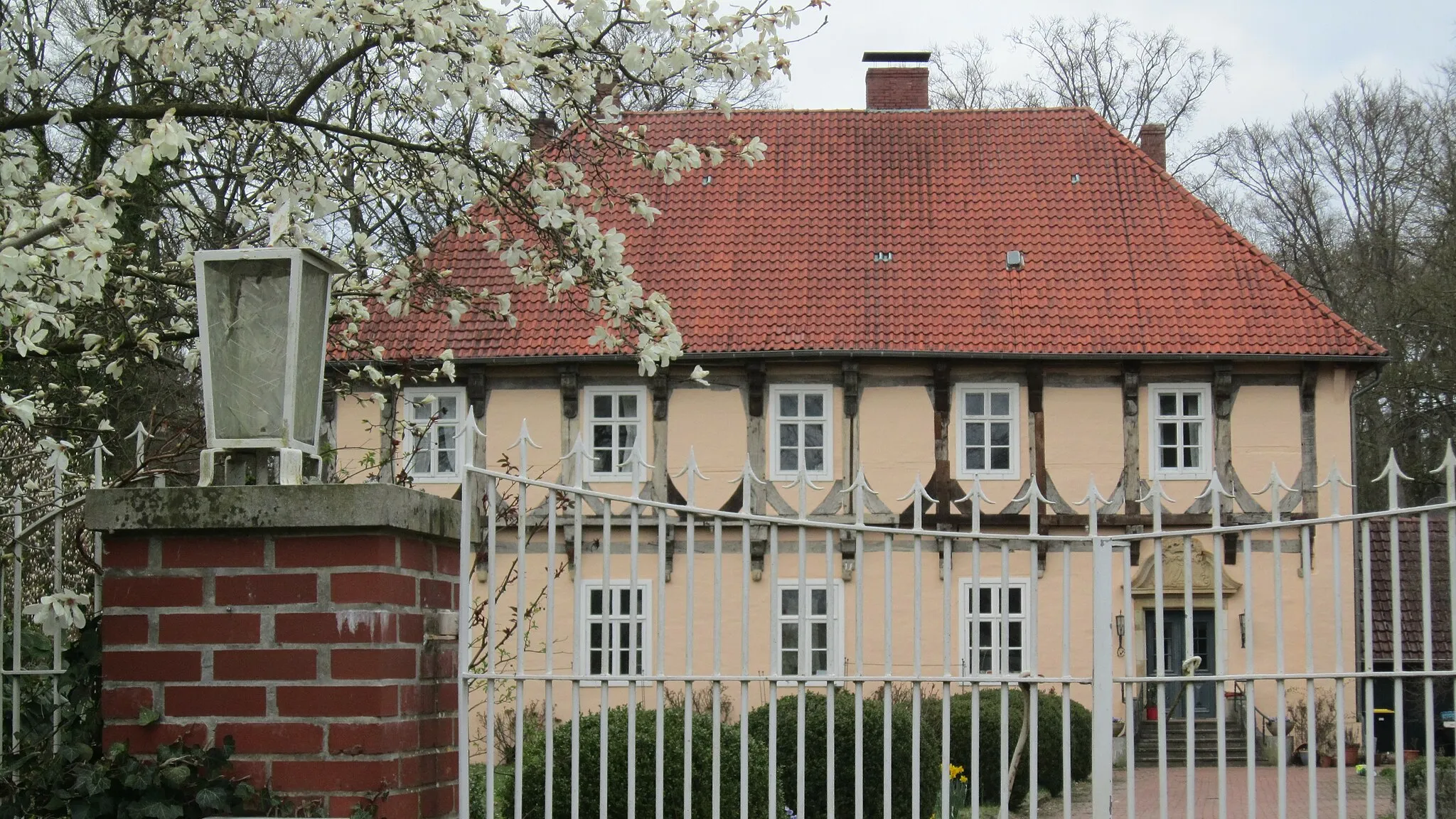 Photo showing: Wasserburg Hopen in Lohne (Landkreis Vechta in Niedersachsen) im Frühjahr 2021