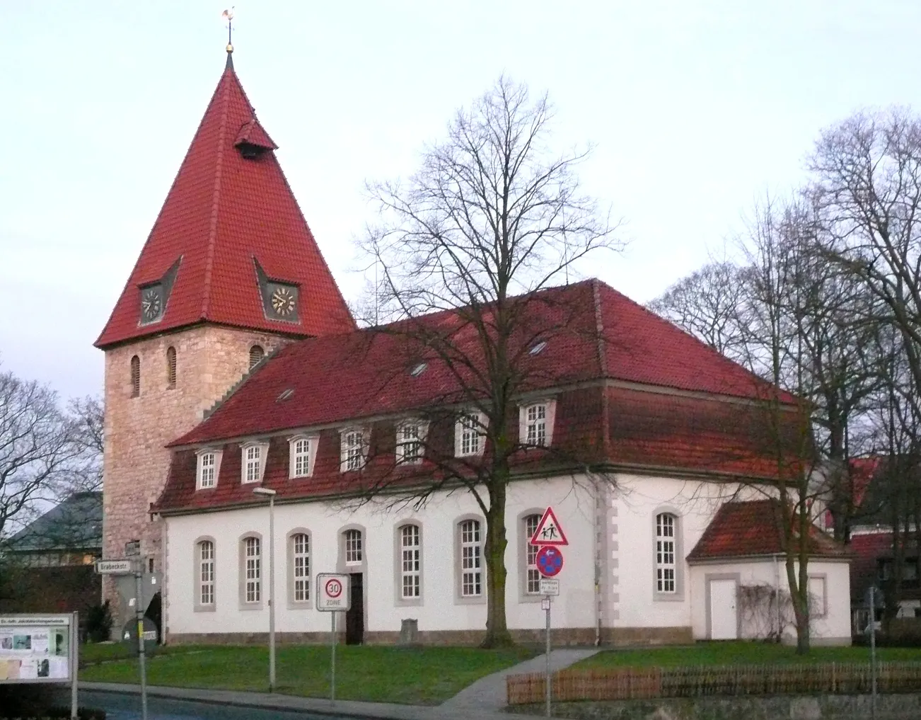 Photo showing: Ev.-luth. Kirche St. Jakobi in Hannover-Kirchrode in der Morgendämmerung