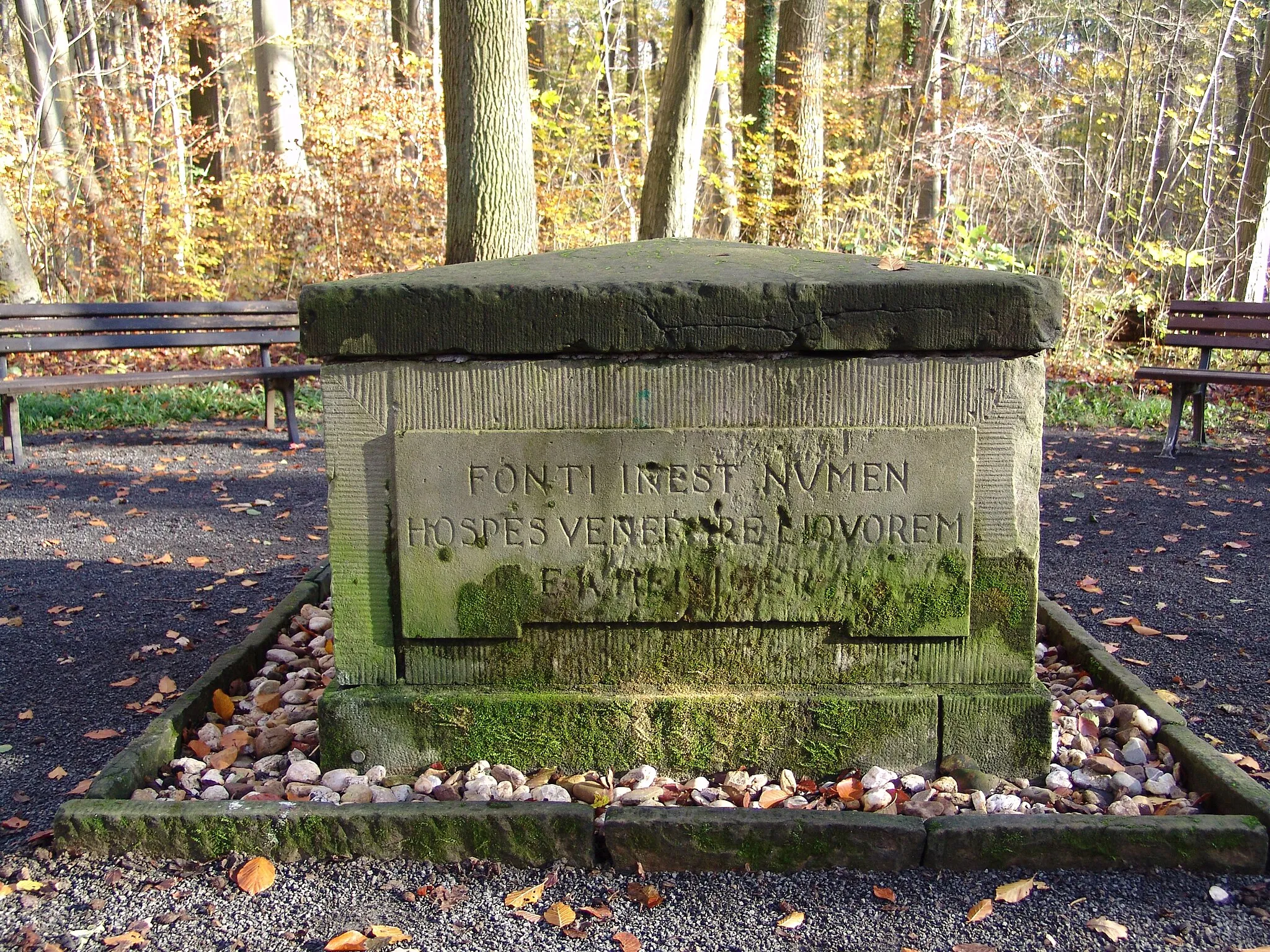 Photo showing: Heiligers Brunnen in der Eilenriede in Hannover.
Blick auf die Westseite. Inschrift in Latein: 
FONTI INEST NUMEN
HOSPES VENERARE LIQUORUM
E.A. HEILIGER
Auf Deutsch:
Im Born ist die Gottheit o Gast
Ehre das Getränk
E.A. Heiliger

Standort: Hannover, Südliche Eilenriede, Brunnenstieg