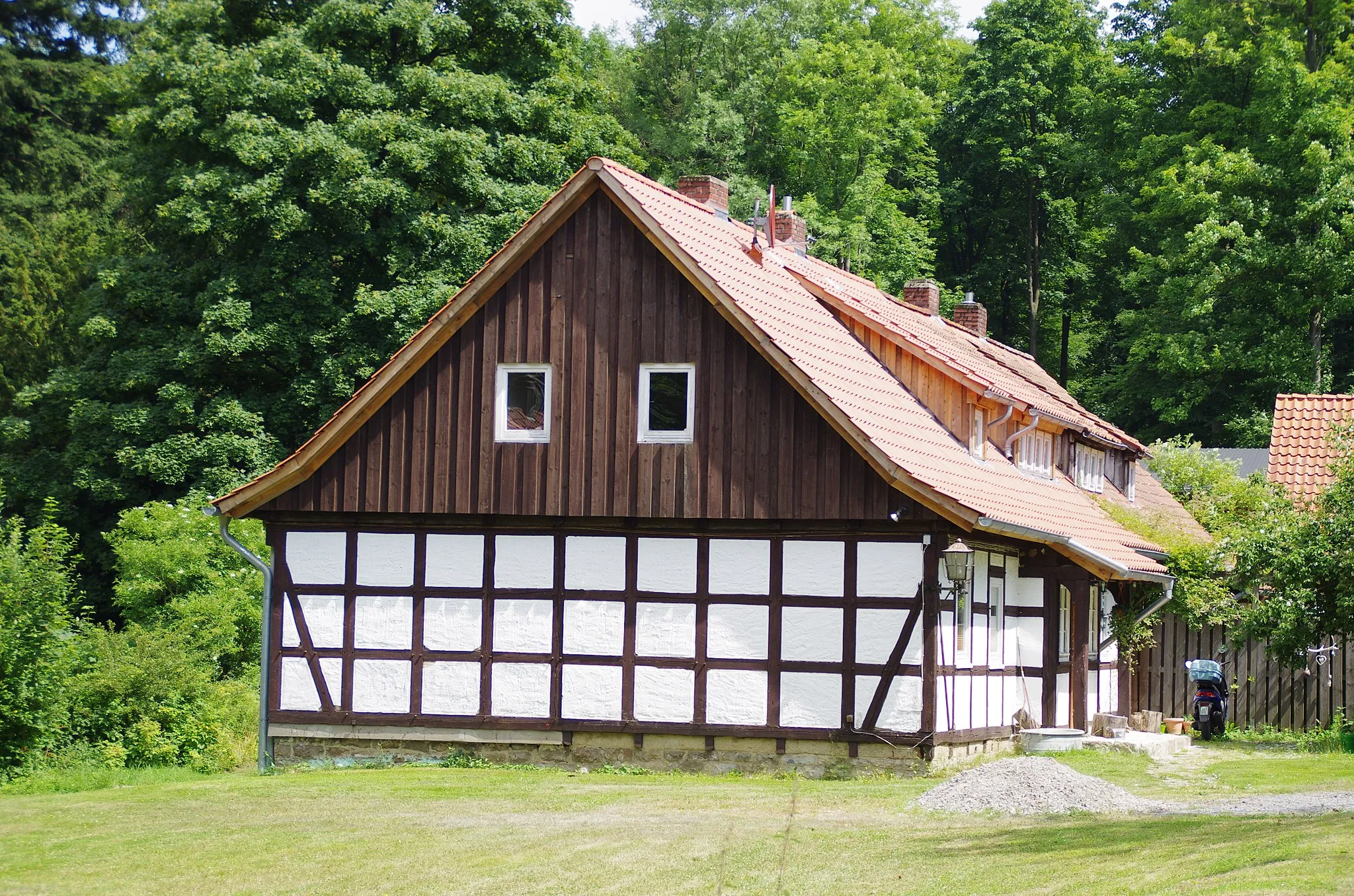 Photo showing: Springe in Niedersachsen. Die Waldarbeiterhäuser am Forsthaus stehen unter Denkmalschutz.