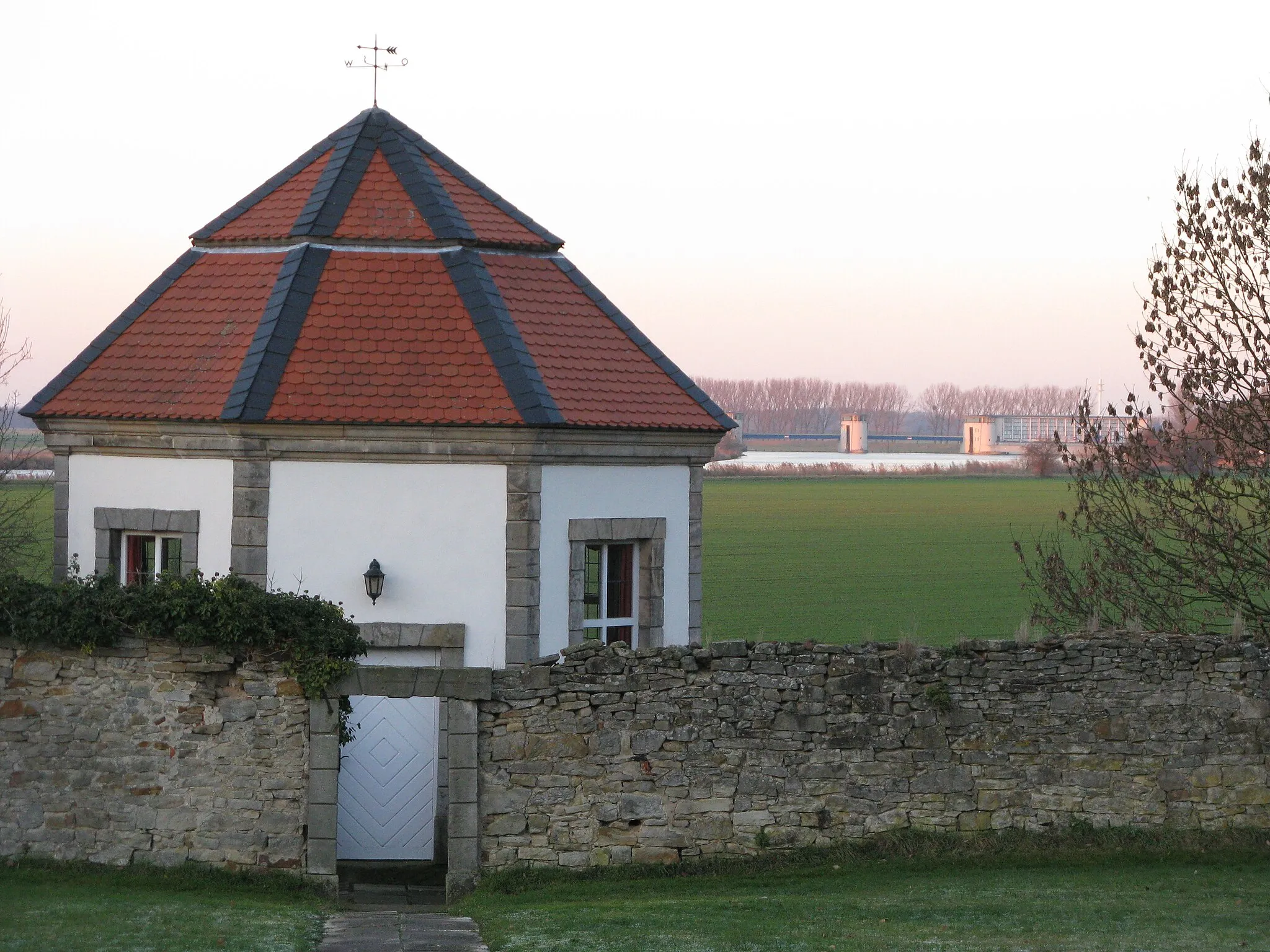 Photo showing: Pavillon mit Weser und Staustufe Schlüsselburg