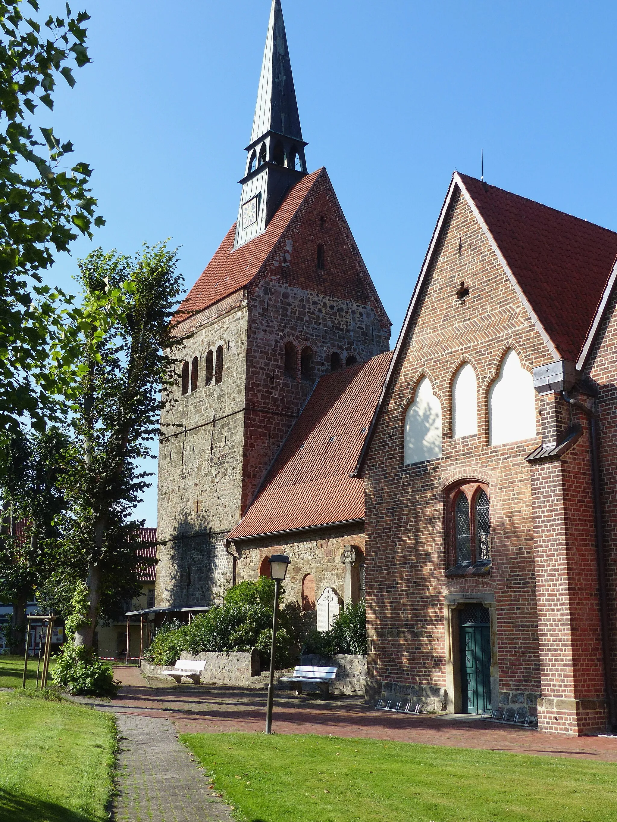 Photo showing: St Cyriakus-Kirche in Vilsen: Turm und backsteingotisches Südquerschiff