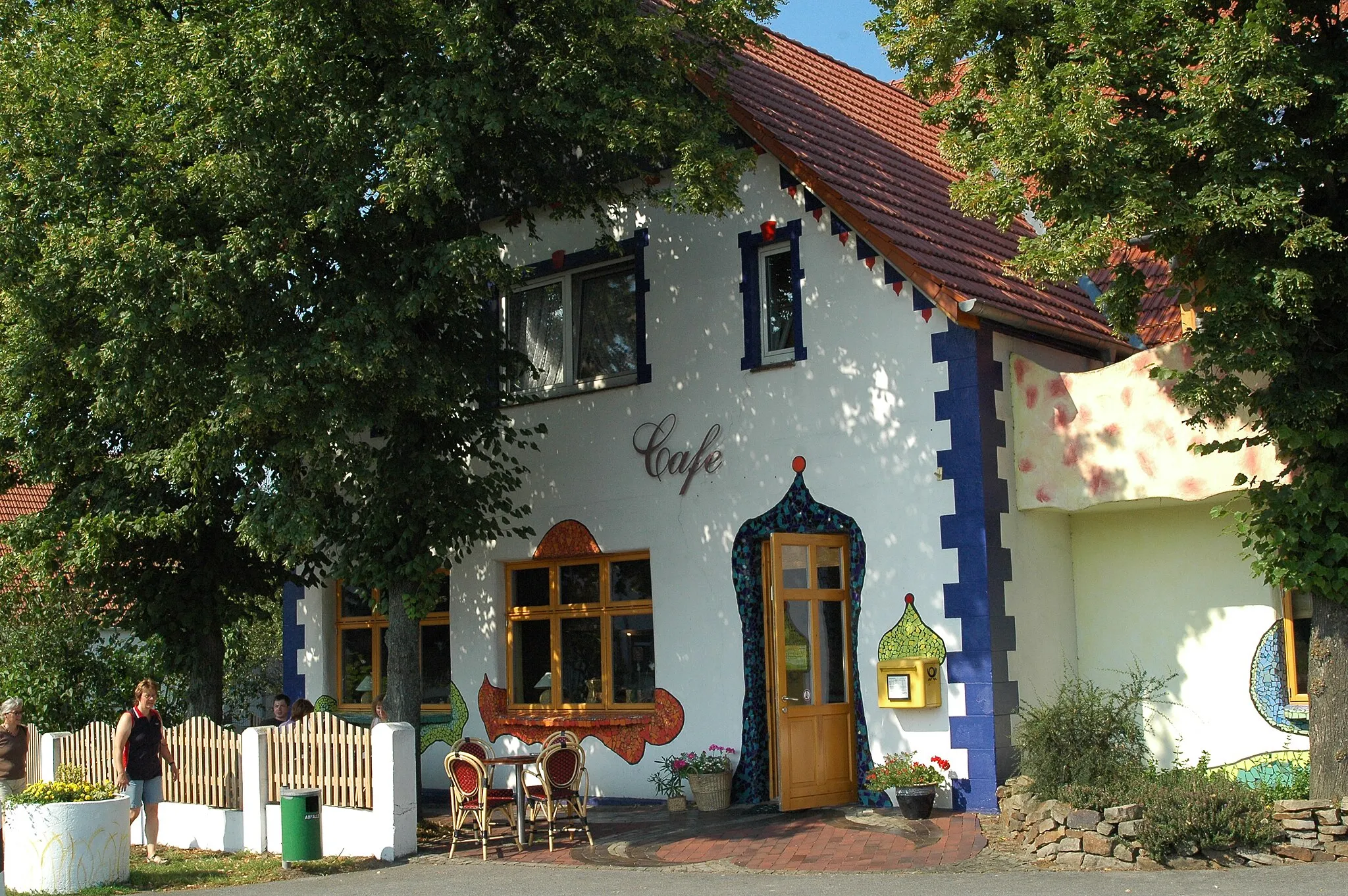 Photo showing: Anziehungspunkt in Stemwede-Oppenwehe: Flaniercafe „HundertSinne“, gestaltet im Stil F. Hundertwassers (vgl. www.hundertsinne.de)