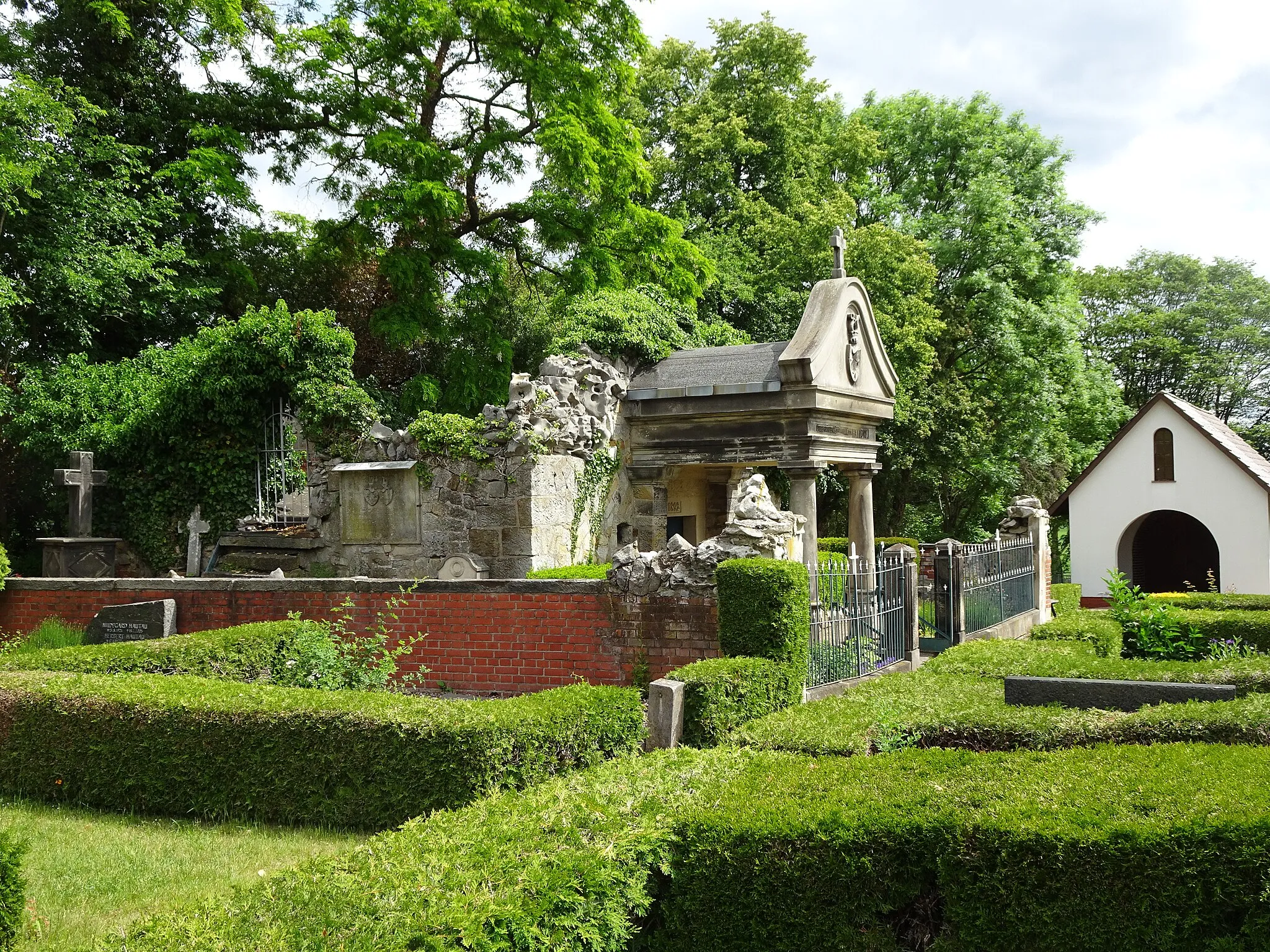Photo showing: Erbbegräbnis von Hattorf auf dem Friedhof in Lemmie, Niedersachsen