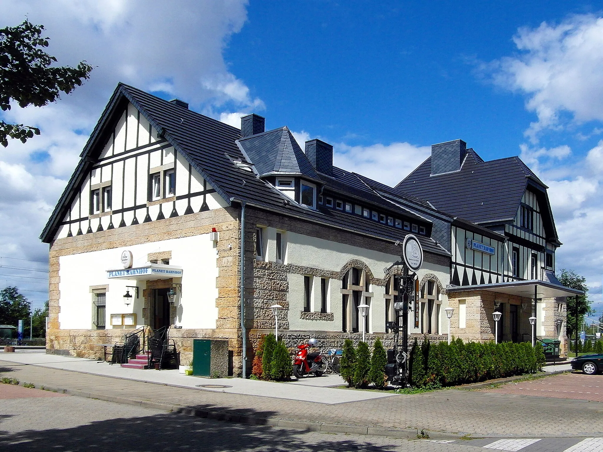 Photo showing: Das denkmalgeschützte Empfangsgebäude des Bahnhofs Weetzen in der Region Hannover wurde 1909 aus Wesersandstein errichtet. Die Bundesbahn hat das Gebäude 1963 verkauft und war zunächst noch Mieter. Ein Teil des seit 2014 renovierten Gebäudes wird seit 1964 als Gaststätte genutzt.