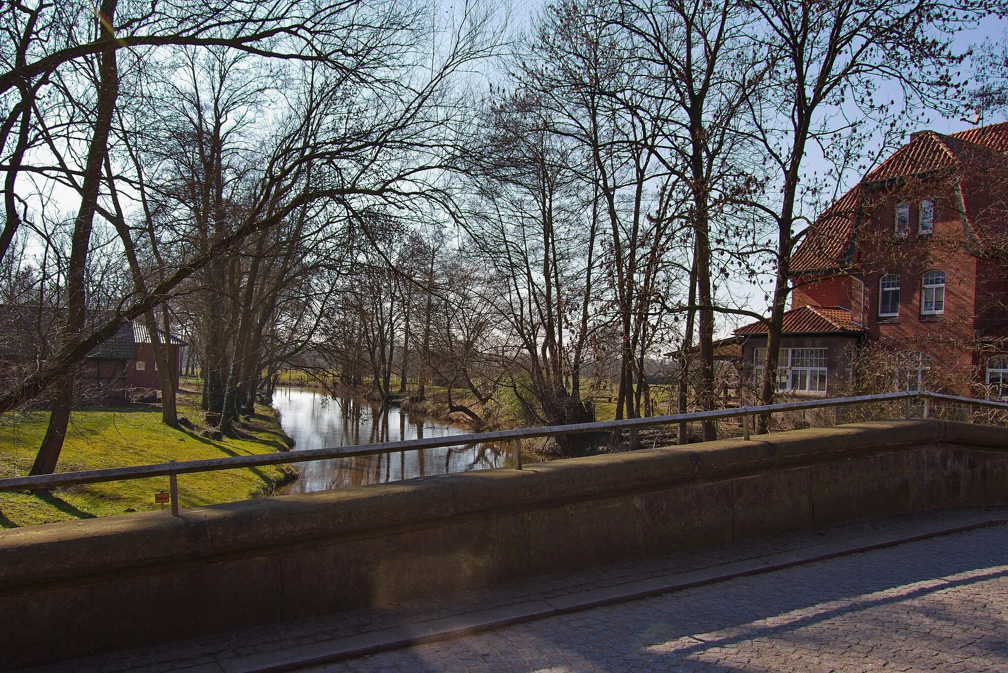 Photo showing: Blick von der historischen Brücke auf die Große Aue in Steyerberg, Niedersachsen, Deutschland.