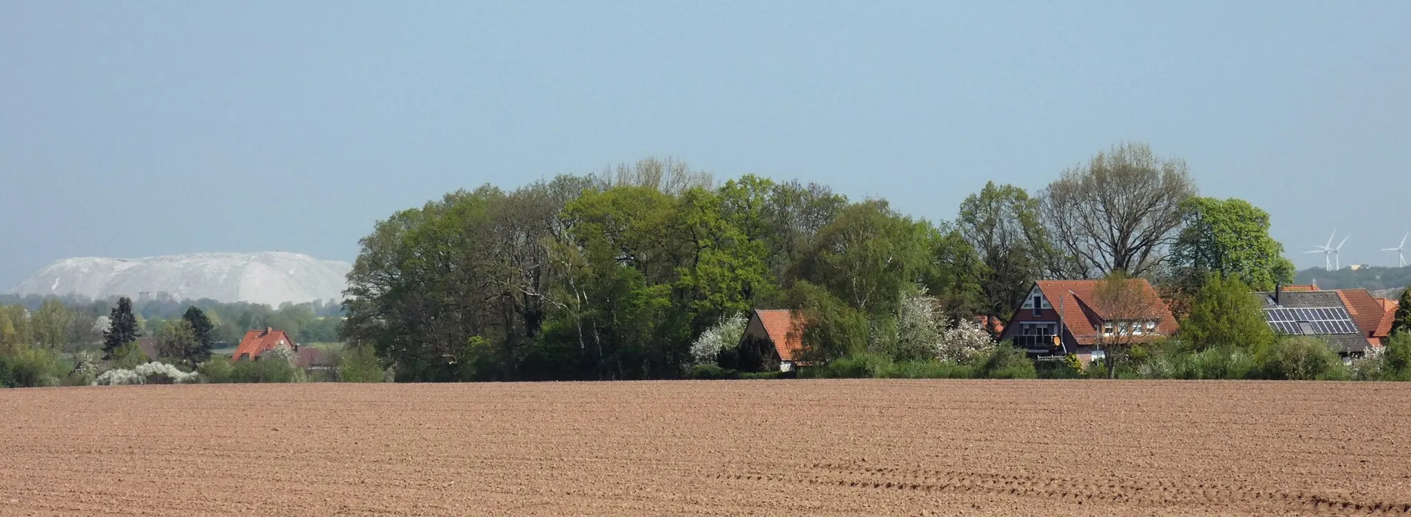 Photo showing: Beim Blick über den Nordwesten von Wehmingen zeigt sich die ortsbildprägende Wirkung des geschützten Wäldchens
