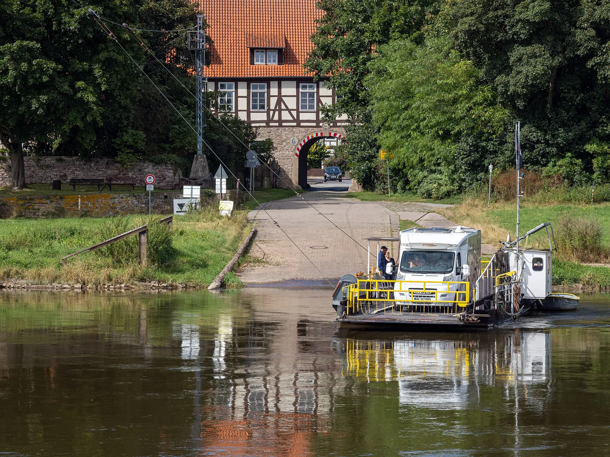 Photo showing: Grohnde: Motorlos überwindet die Gierseilfähre die Weser