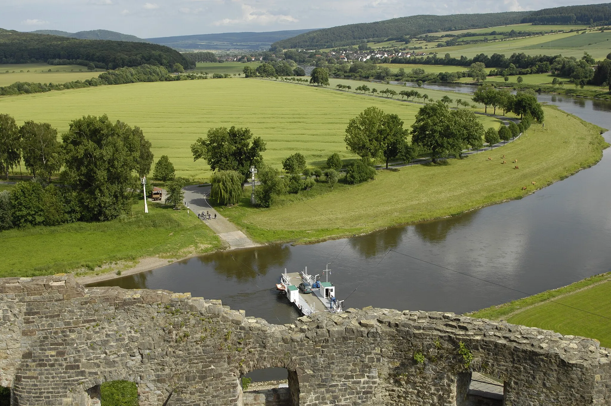 Photo showing: Burg Polle, Blick auf den Weserbogen und die Fähre