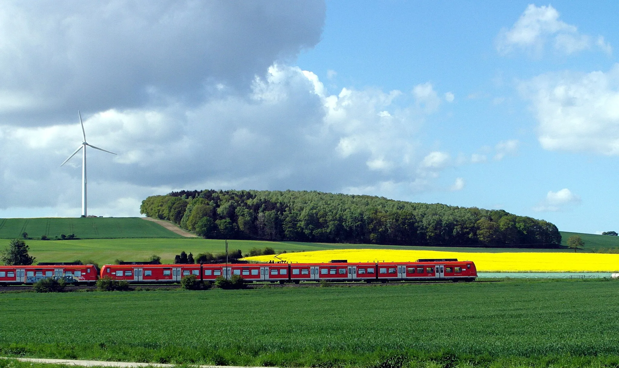 Photo showing: Vörier Berg im Landschaftsschutzgebiet LSG-H 00022 Landwehr - Süllberg. Im Vordergrund die Bahnstrecke Hannover-Hameln