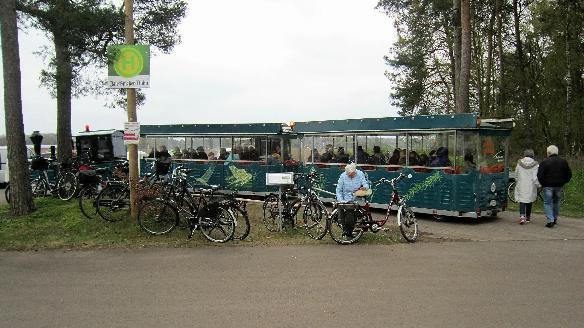 Photo showing: Bimmelbahn Jan Harpstedt an der Haltestelle Barnstorfer Umwelt- und Erlebniszentrum bei Barnstorf
