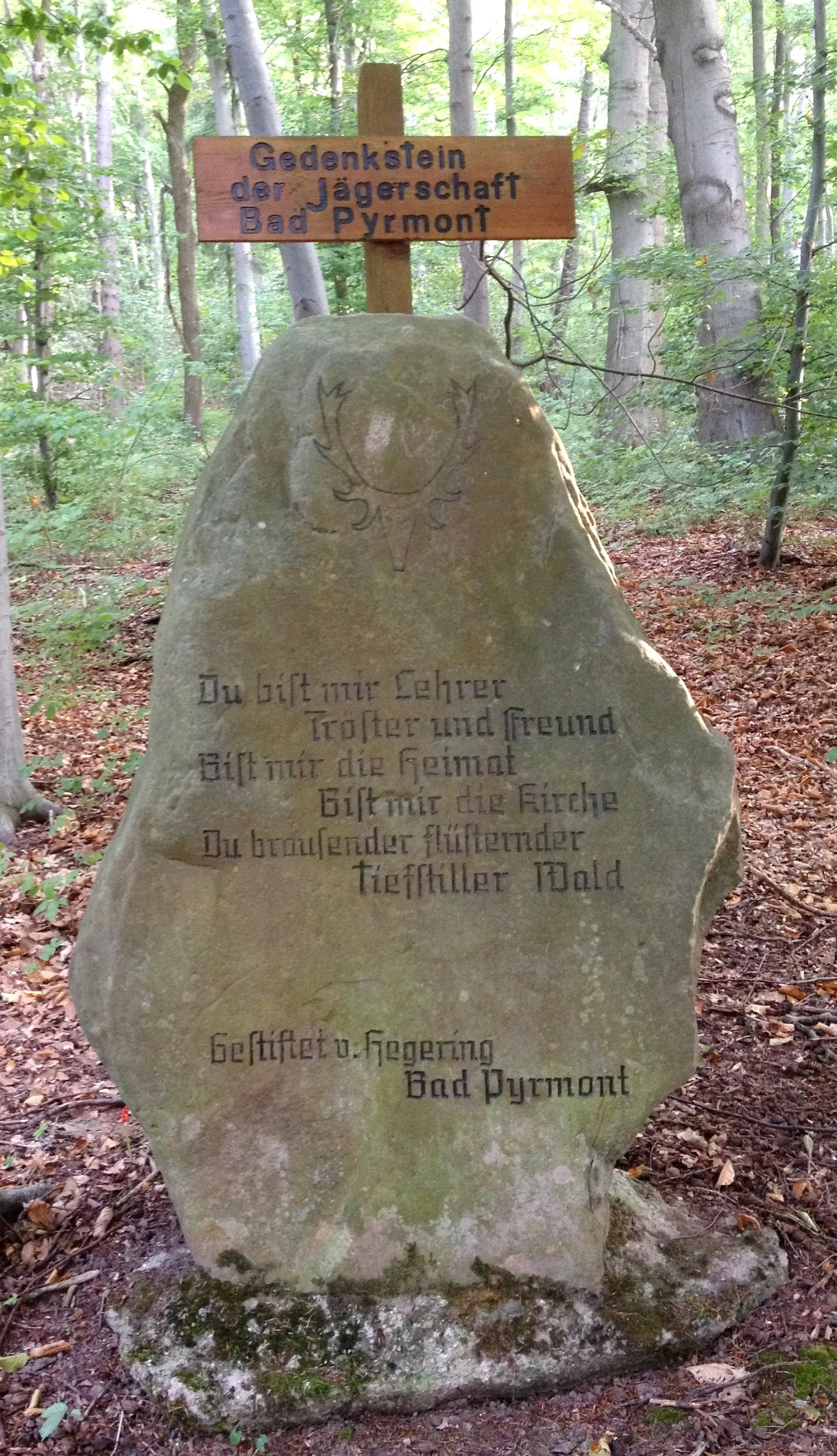 Photo showing: Bad Pyrmont, Gedenkstein des Hegerings Bad Pyrmont im Wald am Ende der Bombergallee mit dem Waldbekenntnis von Raoul von Dombrowski