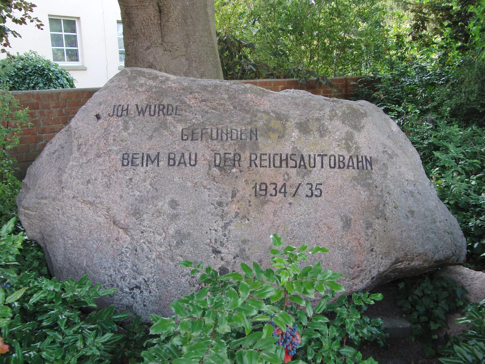 Photo showing: Boulder that was found near Röhrse in 1934/35 during the construction of the formerly called "Reichsautobahn", now "Bundesautobahn 2".