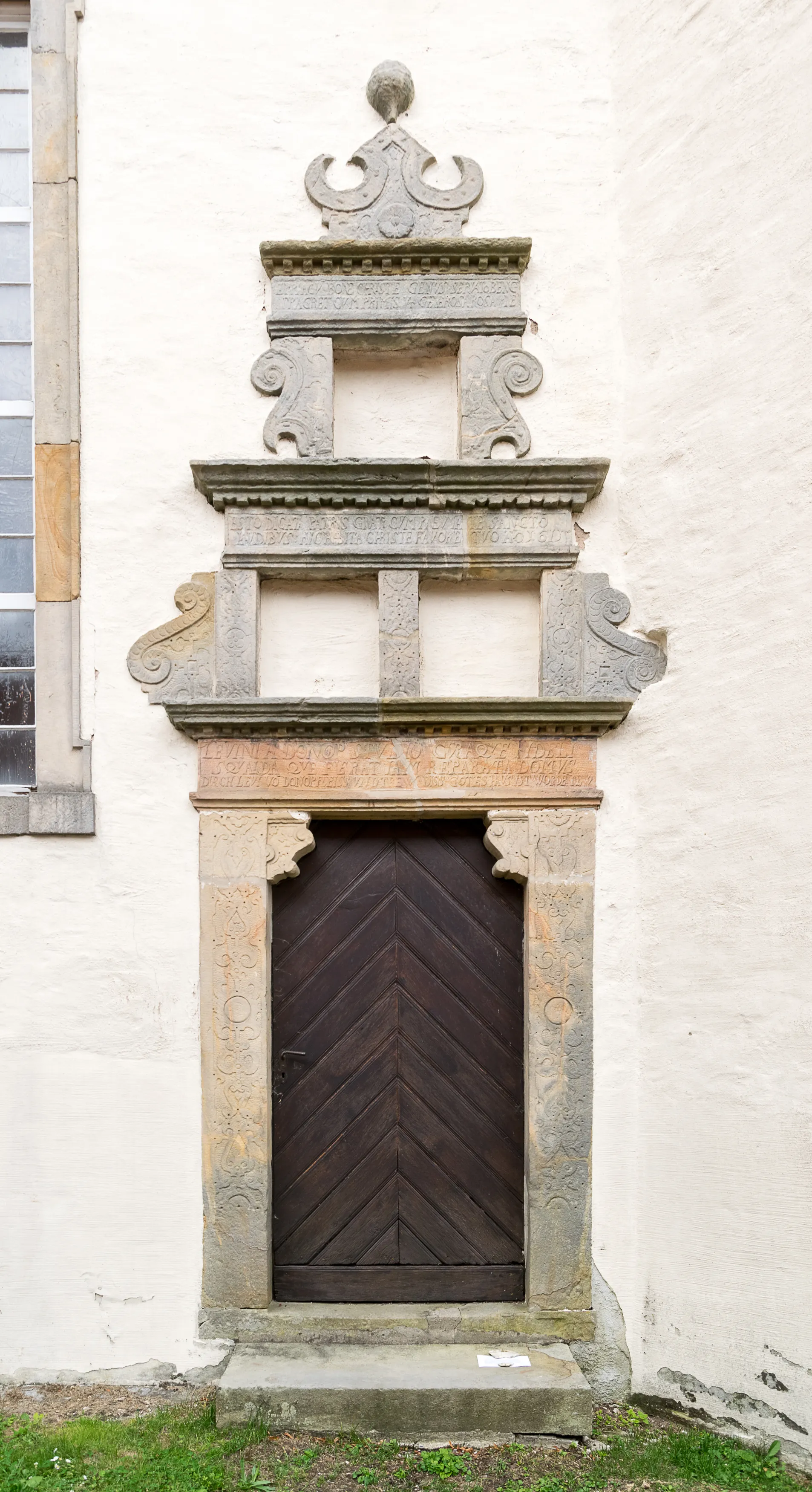 Photo showing: Evangelisch-reformierte Kirche Wöbbel, Südportal, übernommen aus der Vorgängerkirche