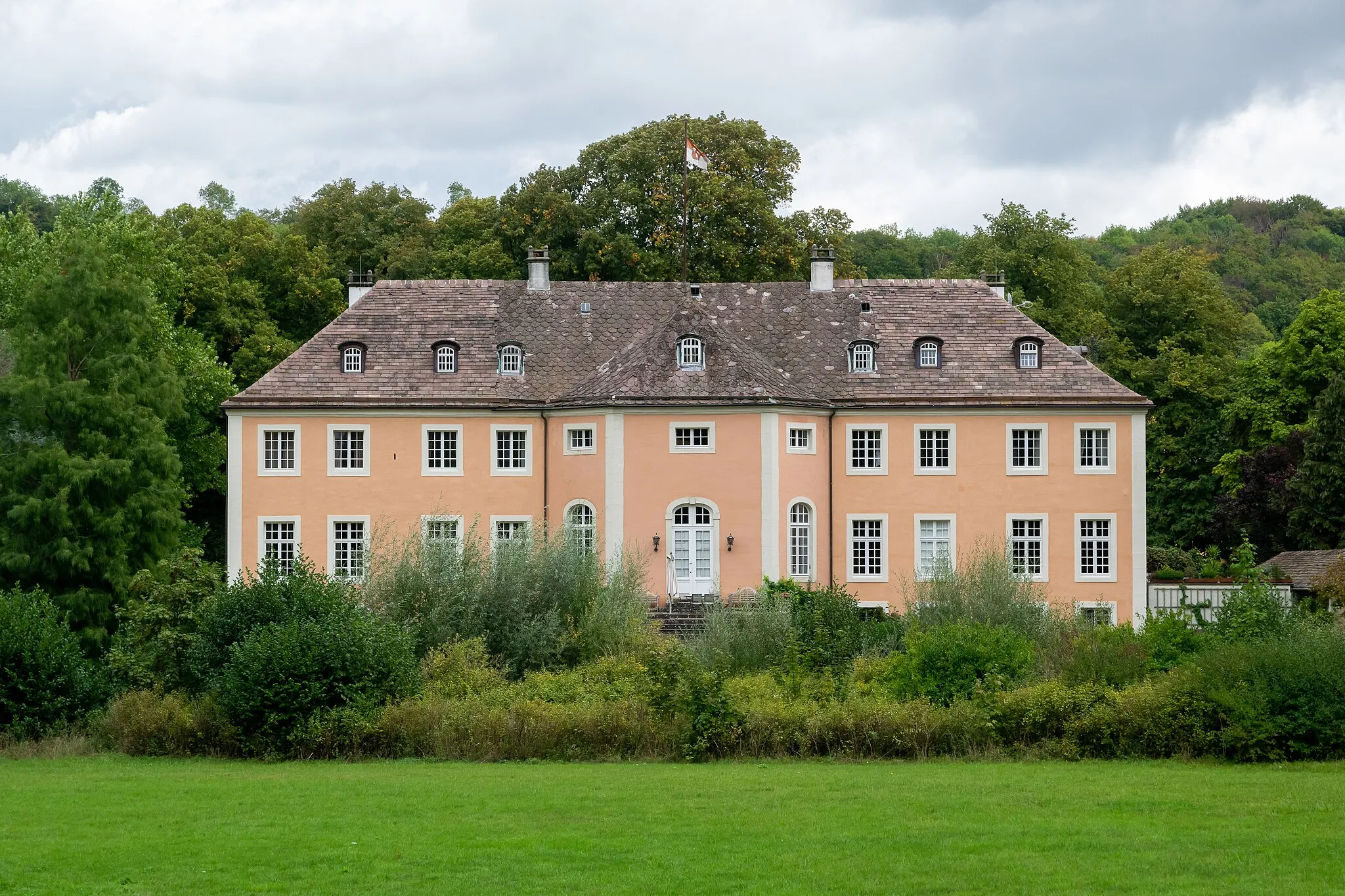Photo showing: Gartenseite von Schloss Rheder