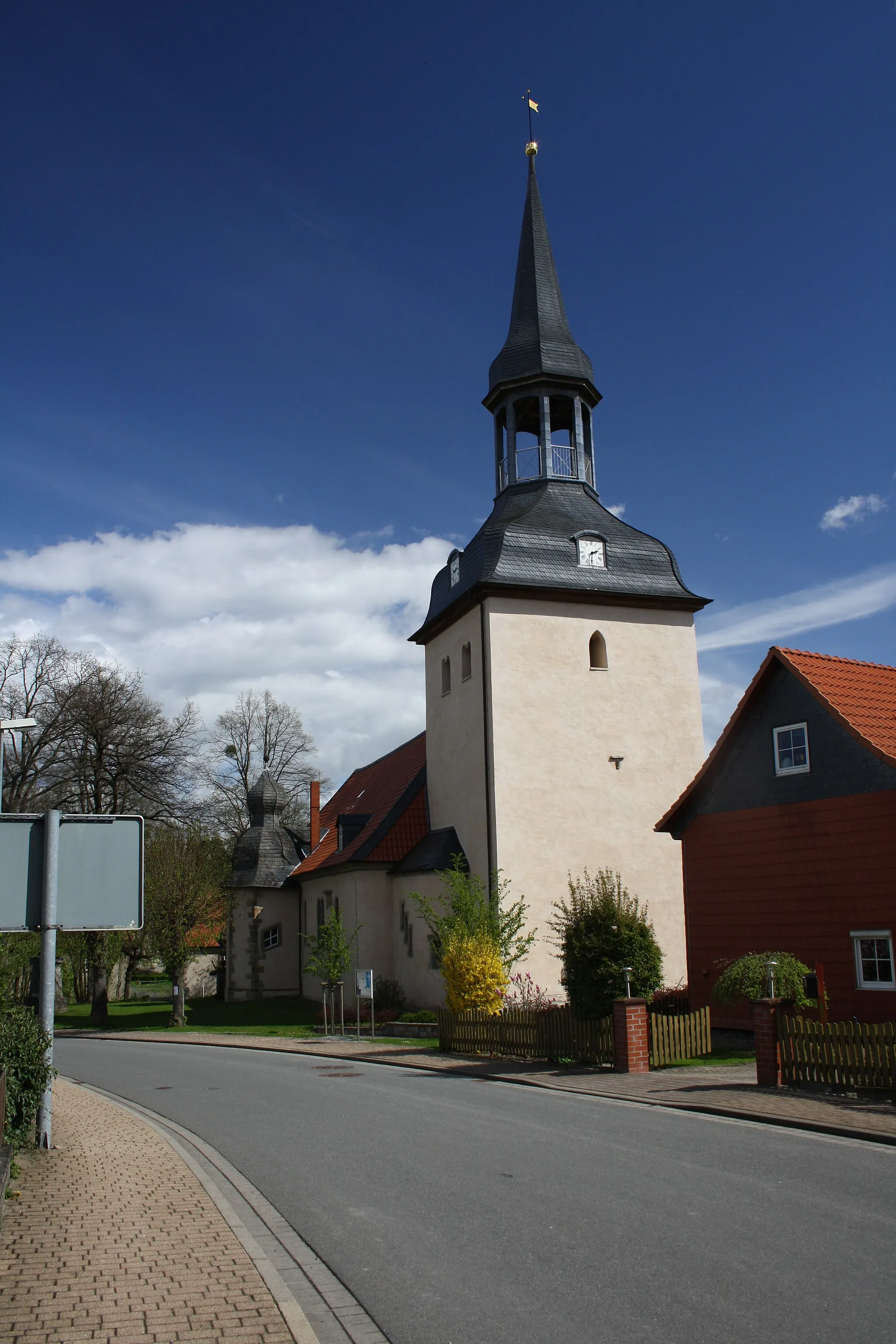 Photo showing: Die Kirche St. Martin in Wrisbergholzen, Ansicht von der Kreuzung Am Schlosspark/Poststraße, ausRichtung Westen