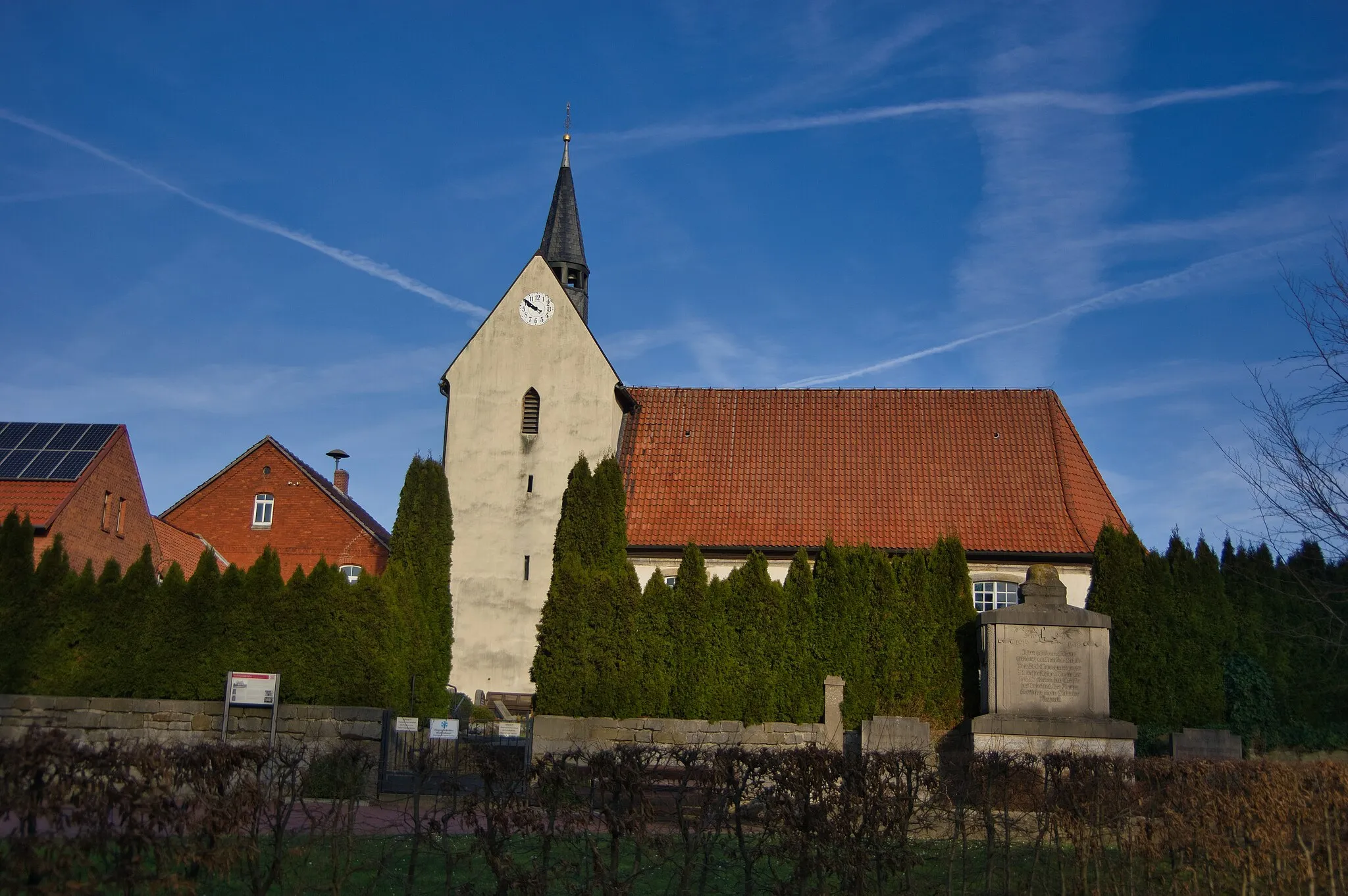 Photo showing: Elze in Niedersachsen. Das Bauwerk auf dem Bild ist denkmalgeschützt. Es ist die Kirche von Süden. Rechts unten befindet sich das ebenfalls denkmalgeschützte Kriegerdenkmal.