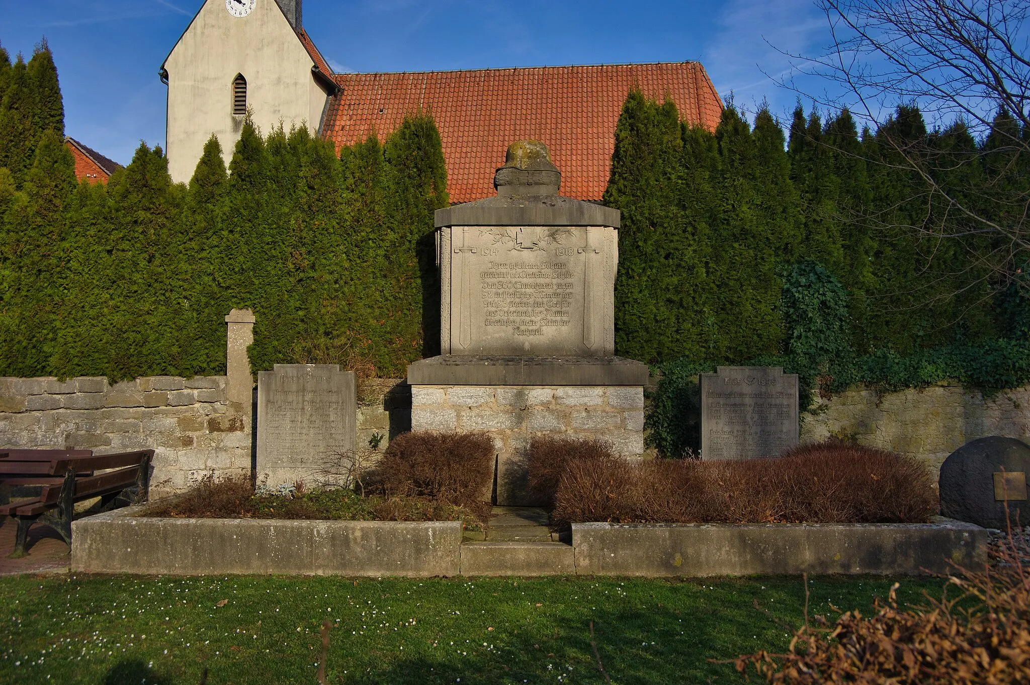 Photo showing: Elze in Niedersachsen. Das Bauwerk auf dem Bild ist denkmalgeschützt.Das Kriegerdenkmal südlich der Kirche.
