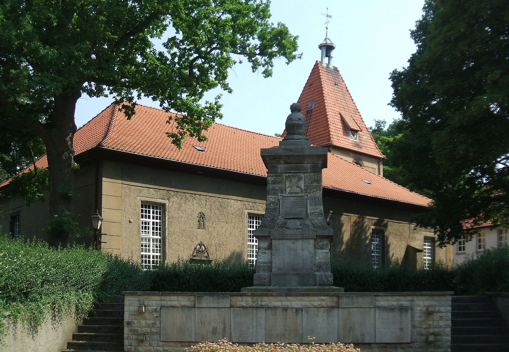 Photo showing: Springe, Ortsteil Gestorf, die Kirche im Vordergrund das Kriegerdenkmal