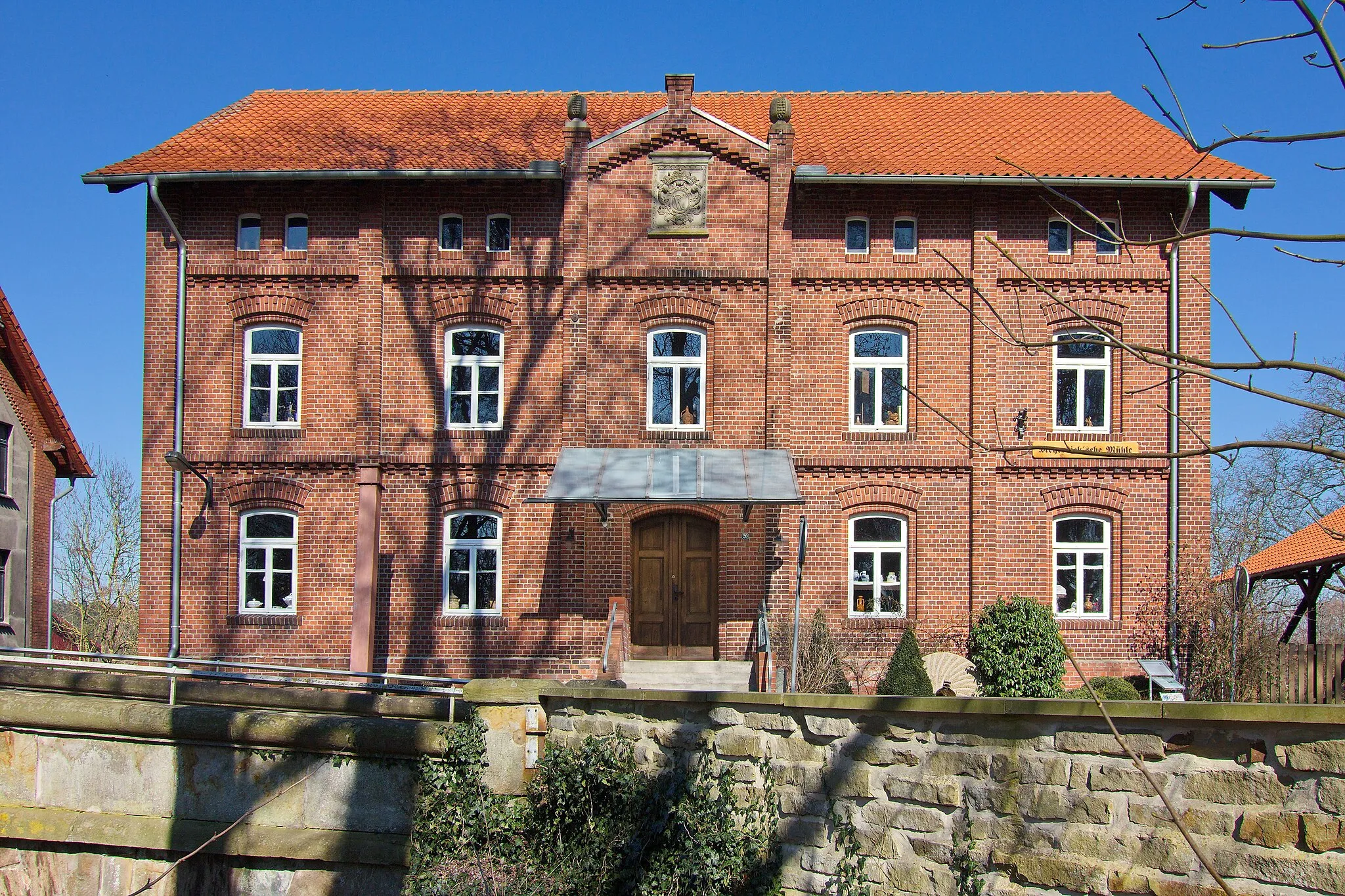 Photo showing: Historische Große-Aue-Brücke von 1726 vor der Wassermühle Meyersiek in Steyerberg, Niedersachsen, Deutschland.