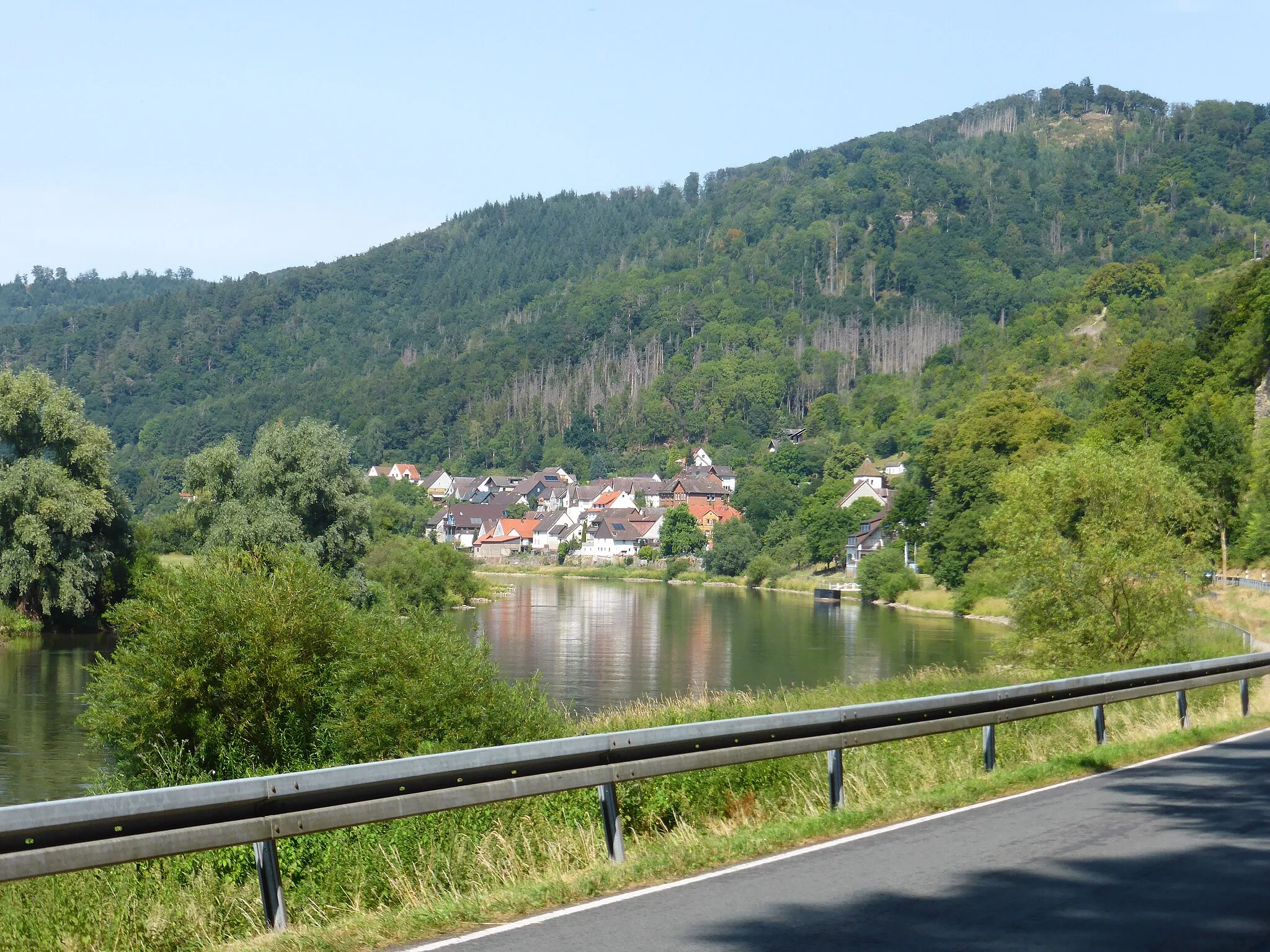 Photo showing: Blick über die Weser nach Rühle.