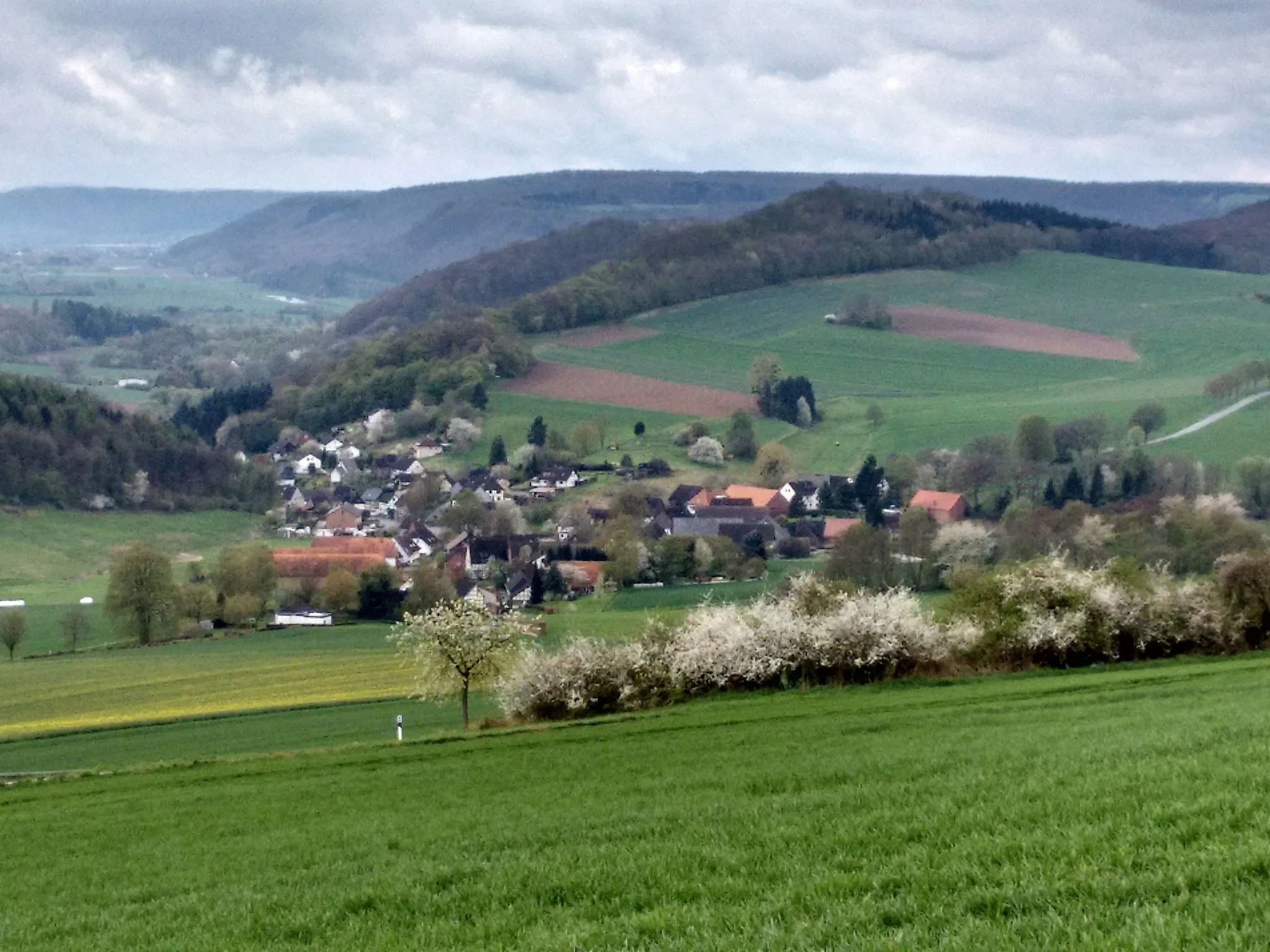 Photo showing: Blick vom Pass am Hangberg ins Wesertal. Vorne der Ort Lütgenade