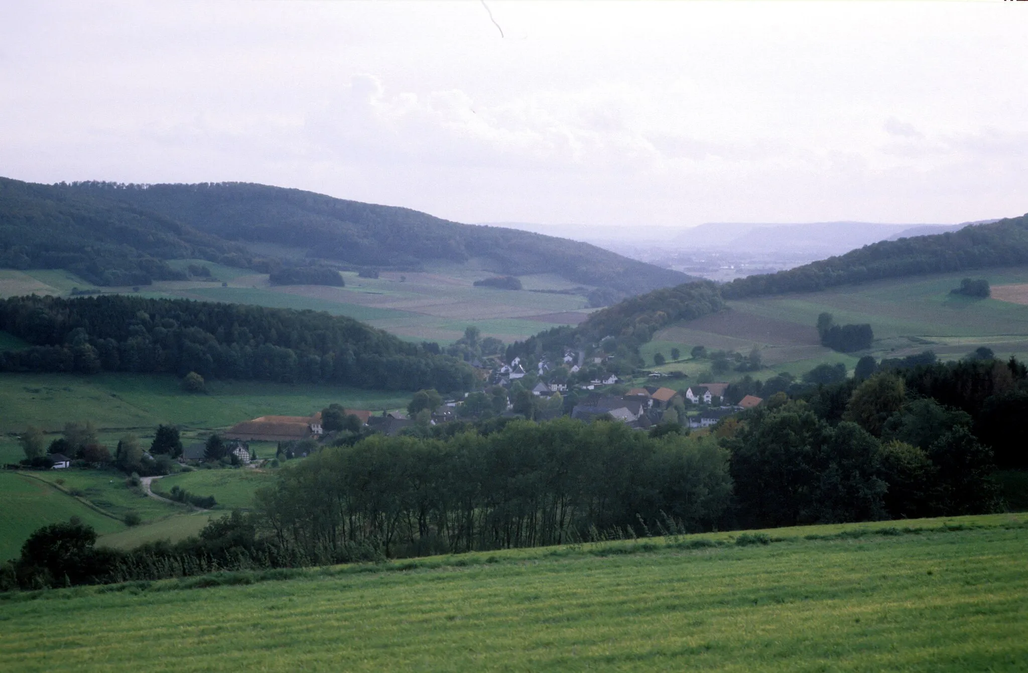 Photo showing: Blick vom Pass am Hangberg ins Wesertal. Vorne Dorf Lütgenade, links hinten der Burgberg