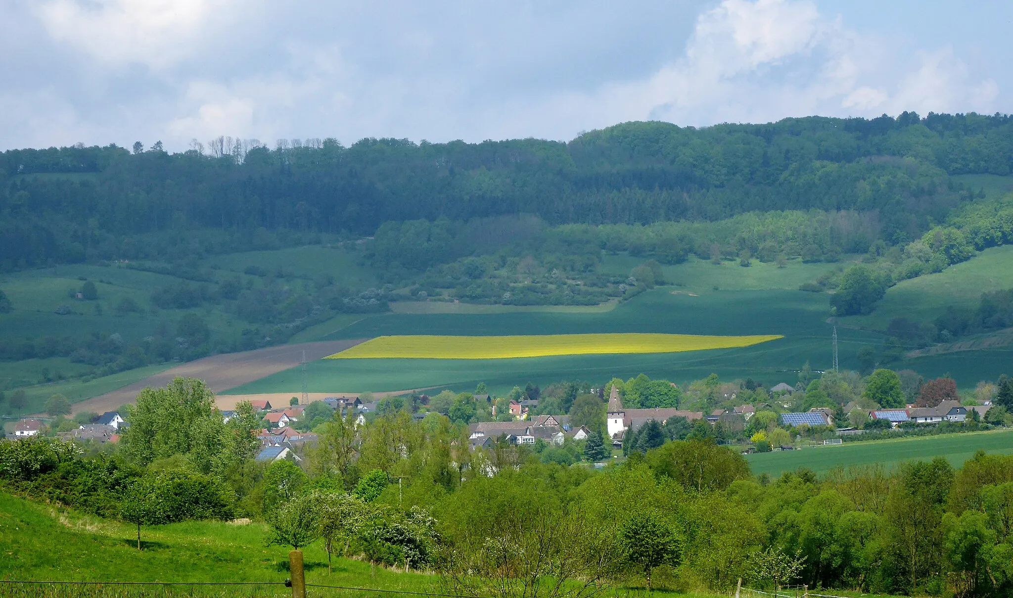 Photo showing: Blick vom Osthang des Kleinen Eversteins auf Golmbach, im Hintergrund die Rühler Schweiz