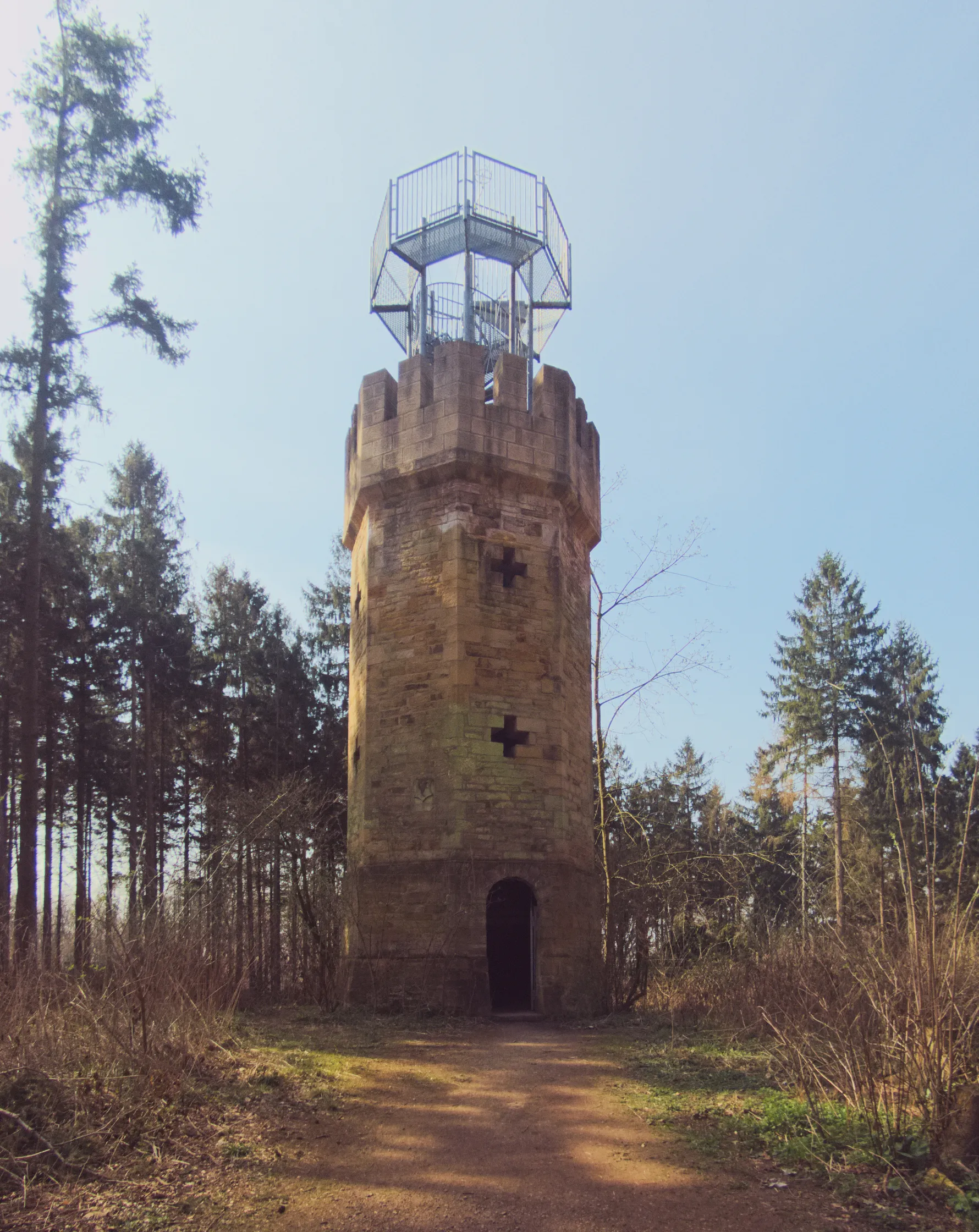 Photo showing: Der Strutzbergturm bzw. Belvedereturm Bad Nenndorf. 2017/18 wurde anscheinend ein Teil der die Aussicht vom Turm behindernden Bäume gefällt. ID: 36235499