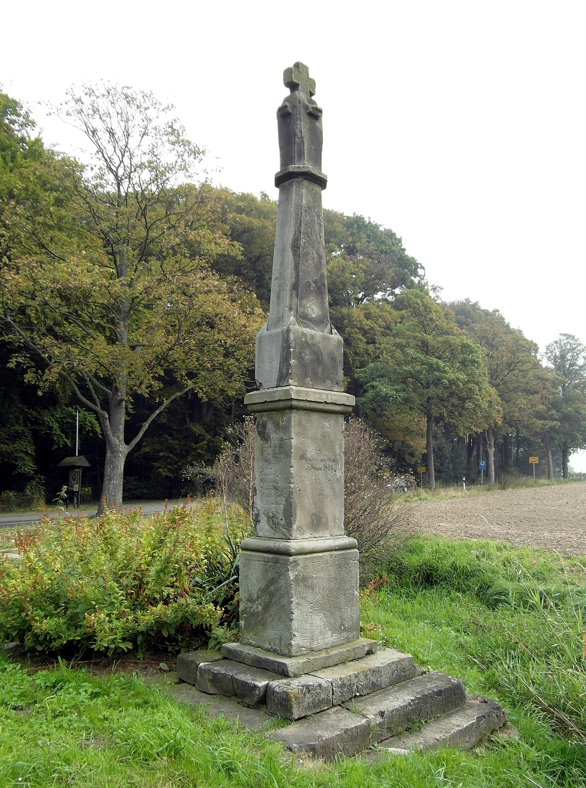 Photo showing: Ehrenmal zur Erinnerung an den Deutsch-Französischen Krieg. Laut Inschrift errichtet am 7ten Februar 1871. Standort am östlichen Ortseingang von Wichtringhausen an der B65.