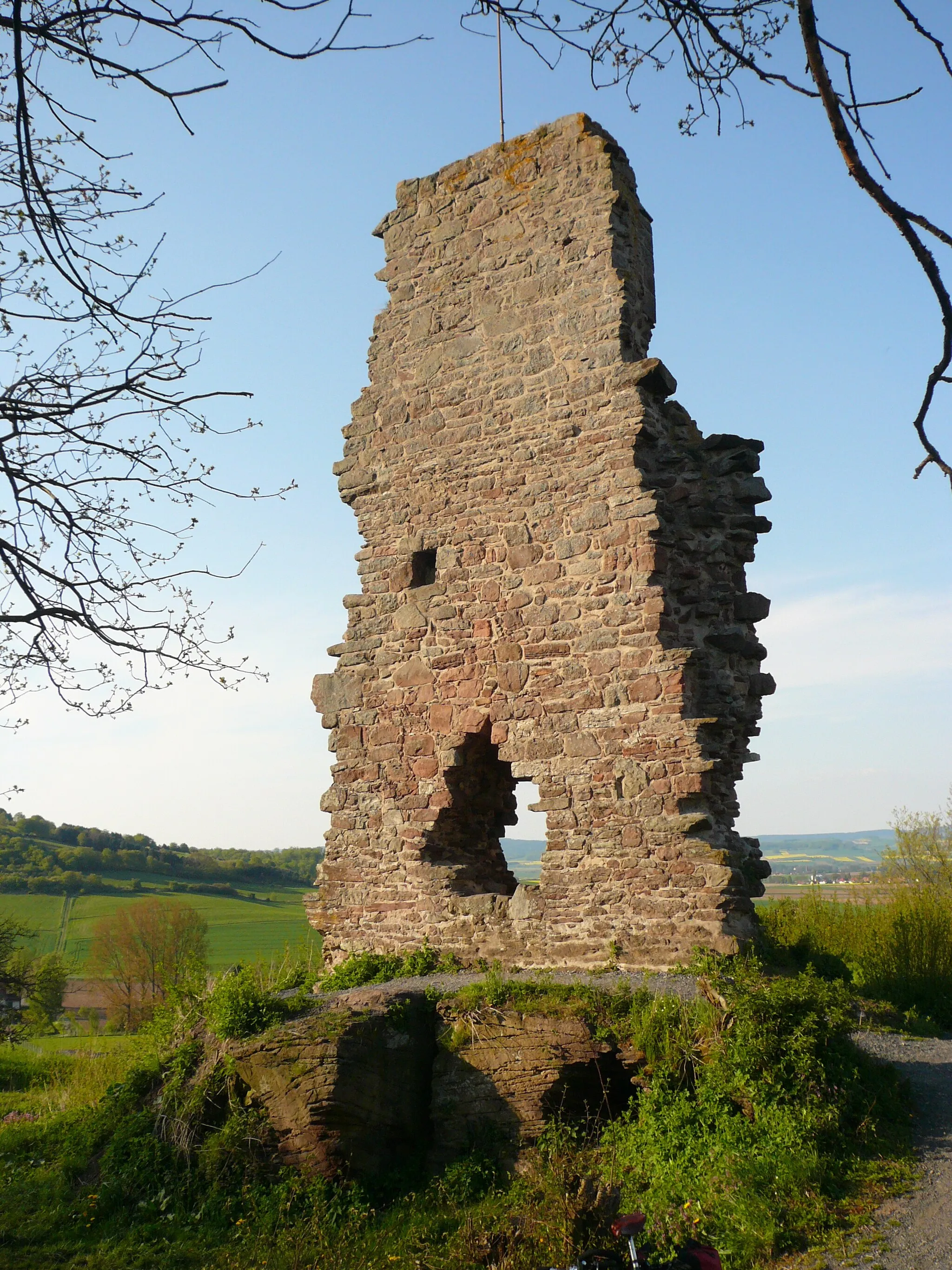 Photo showing: Mauerrest auf der Ruine der Löwenburg bei Lauenberg, Stadt Dassel, Landkreis Northeim. Erbaut angeblich als Jagdschloss der Grafen von Dassel und ab 1250 welfisch, 1399–1530 Verwaltungssitz des Amtes Lauenberg im Herzogtum Braunschweig-Lüneburg (Beleg: Informationstafel an der Ruine)