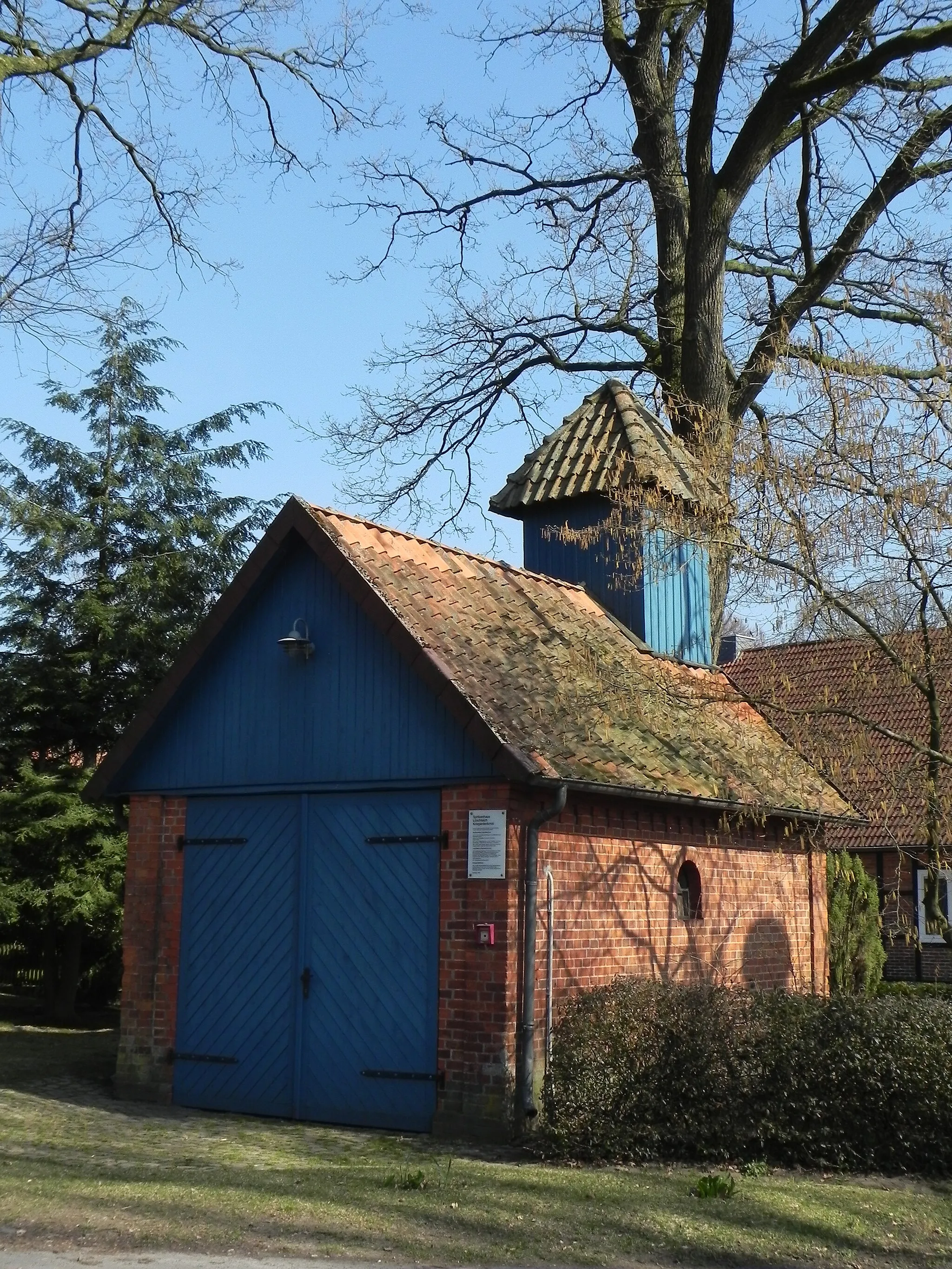 Photo showing: The old fire engine house in Becklingen; built 1907. Now used as a store. Lower Saxony, Germany.