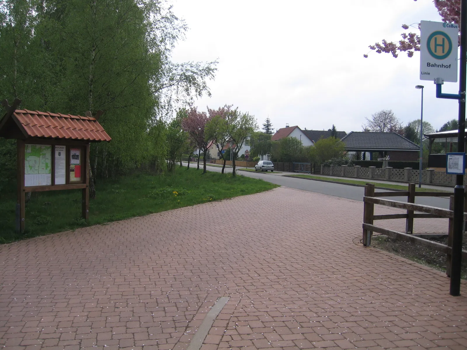 Photo showing: The settlement of Becklingen (Bahnhof) around the old station, viewed from the bus stop. Lower Saxony, Germany.