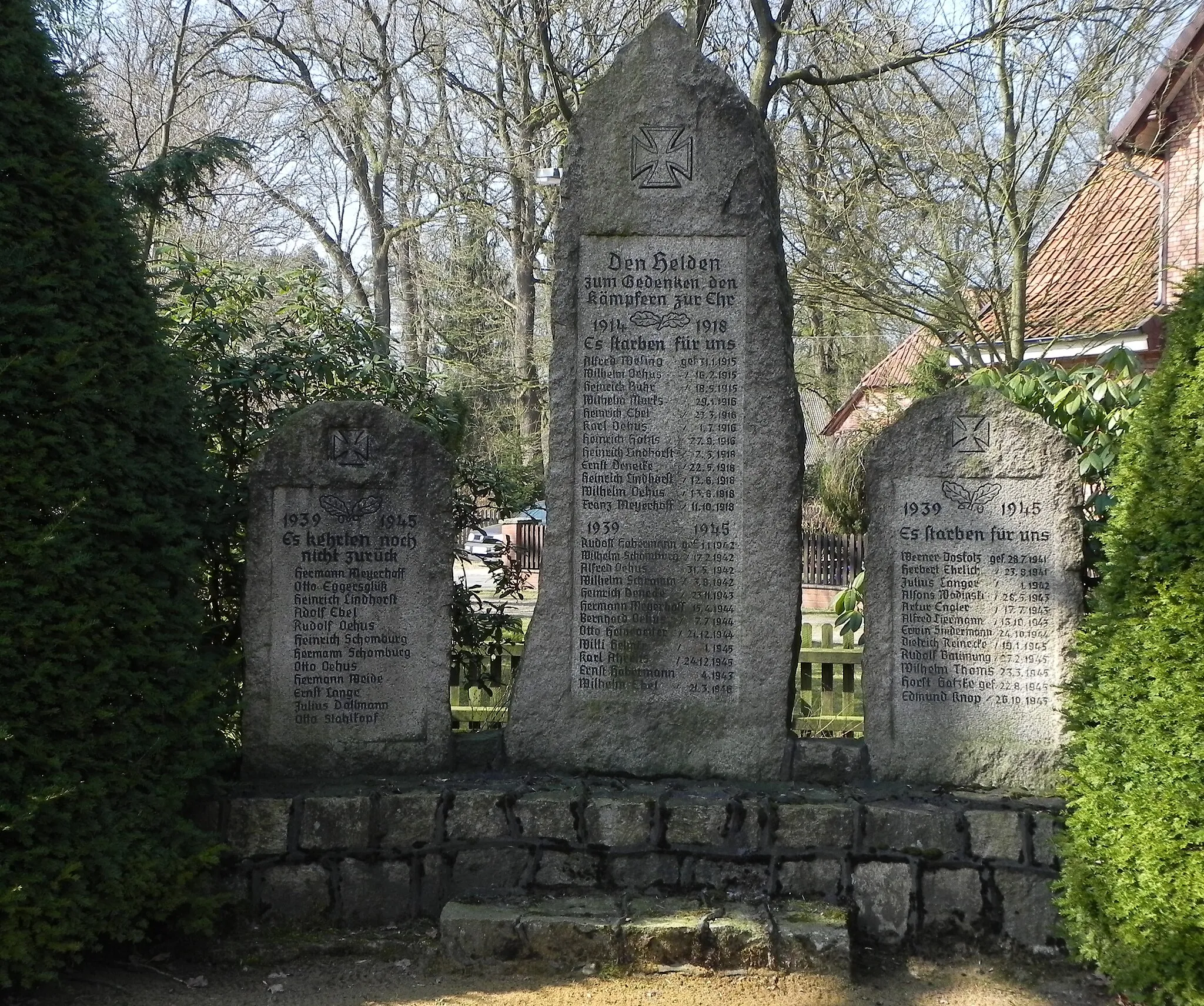 Photo showing: World War I and World War II War memorial in Becklingen, Niedersachsen, Germany