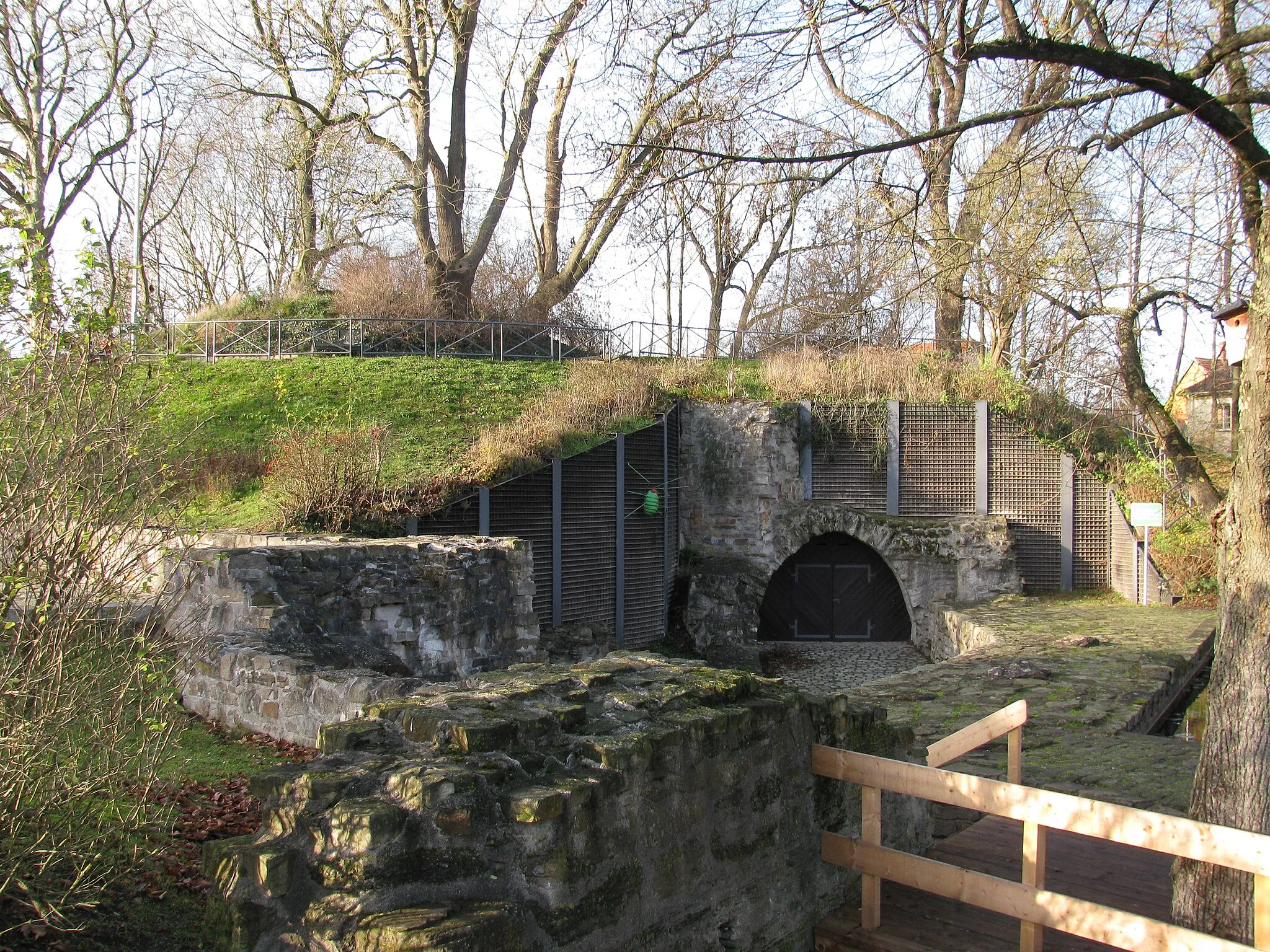Photo showing: Teil der ehemaligen Stadtbefestigung von Neustadt am Rübenberge zwischen der Theodor-Heuss-Straße im Norden und der Straße Am Walle im Süden