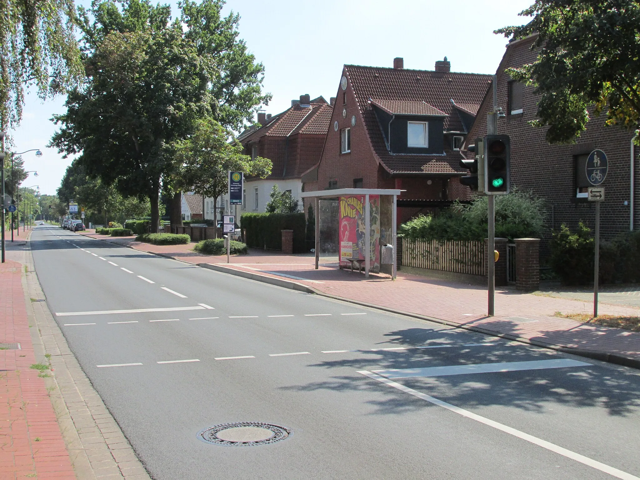 Photo showing: die Bushaltestelle Schulenburger Mühle in der Hannoversche Straße im Ortsteil Schulenburger Mühle von Langenhagen für die Fahrtrichtung Hannover