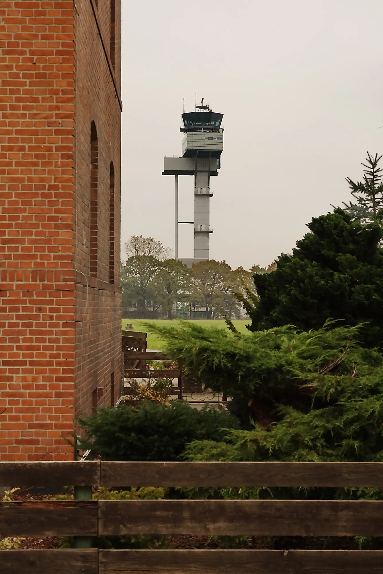 Photo showing: Flughafen-Tower von Schulenburg-Nord (Langenhagen) gesehen