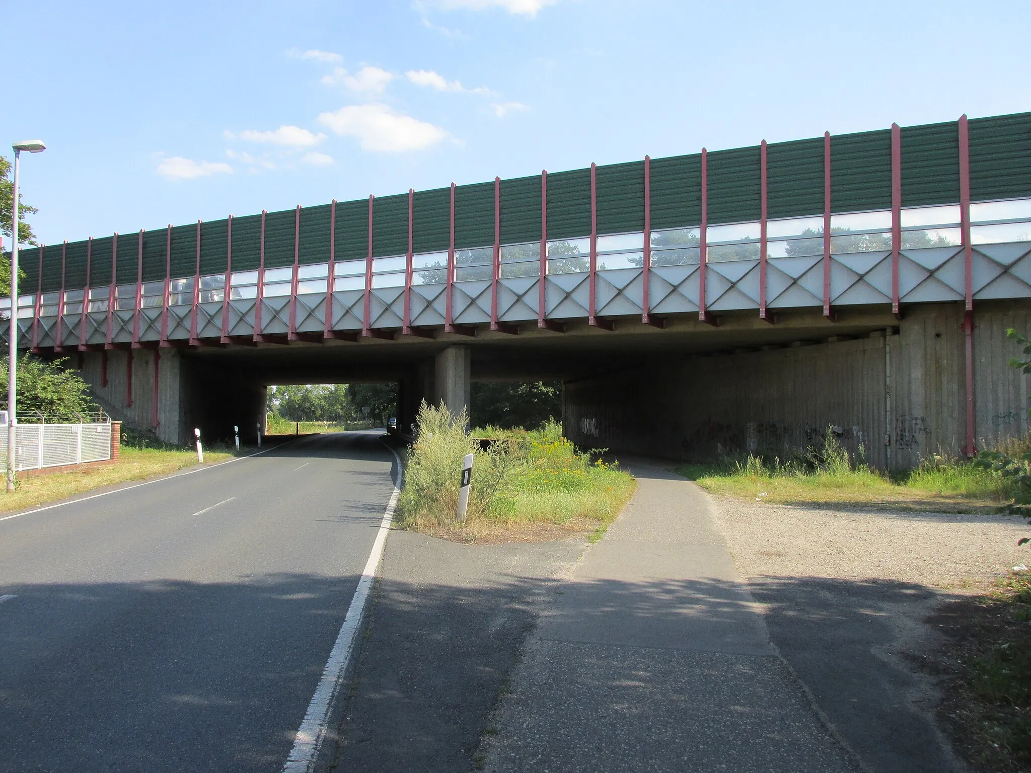 Photo showing: Unterführung der Hannoversche Straße von Langenhagen zur Schulenburger Landstraße in Hannover im Zuge der L 380 unter der Autobahn A 2, Blick von Norden