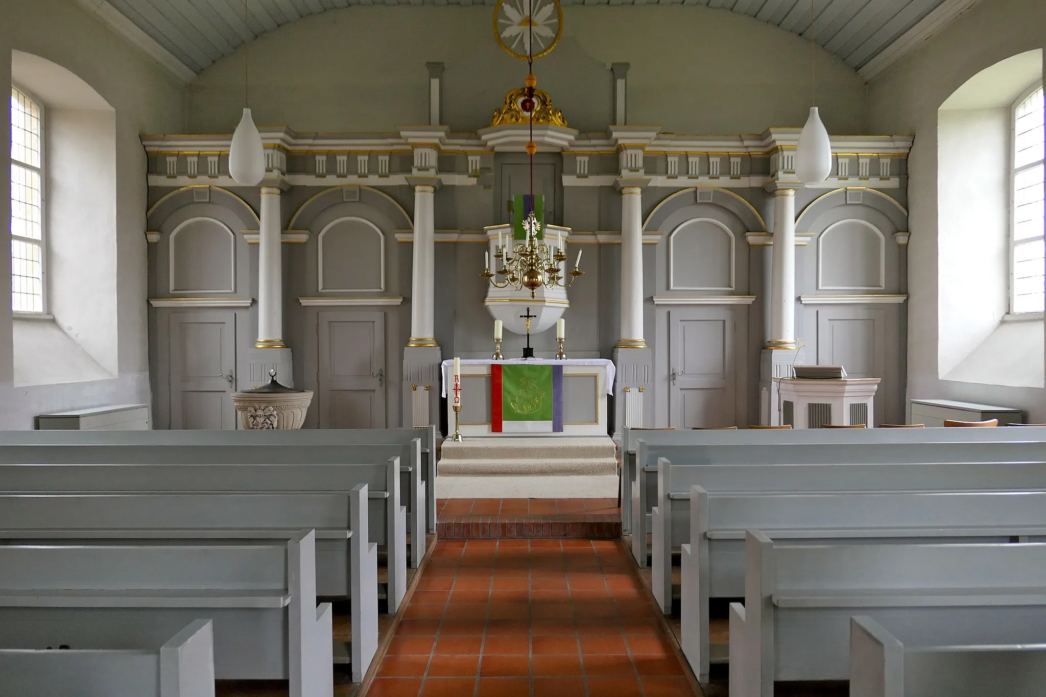 Photo showing: Das Innere der Kapelle St. Georg (Bad Salzdetfurth-Listringen) mit ihrem Kanzelaltar