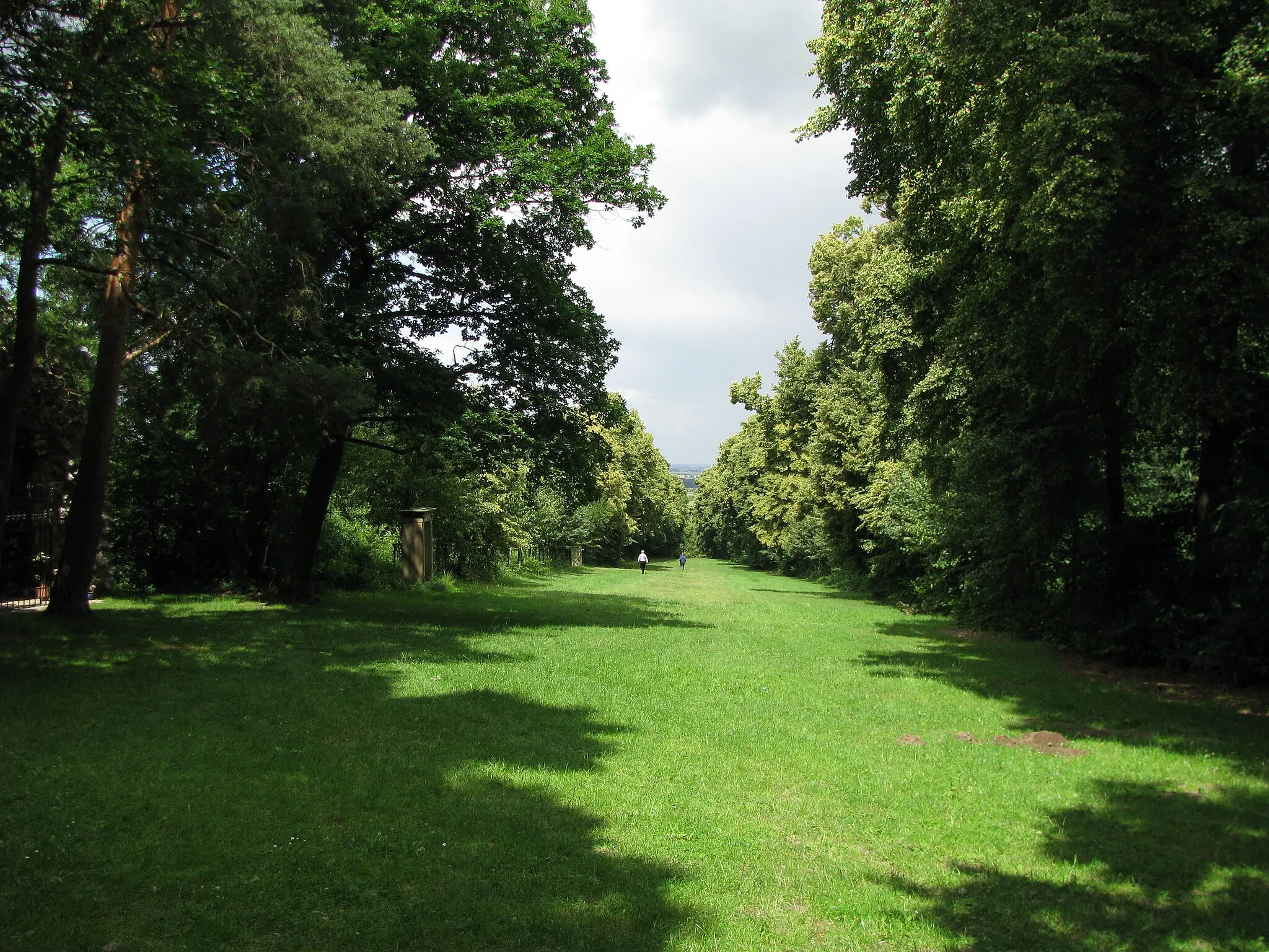 Photo showing: Blick von der Kreuzbergkapelle die Allee hinunter