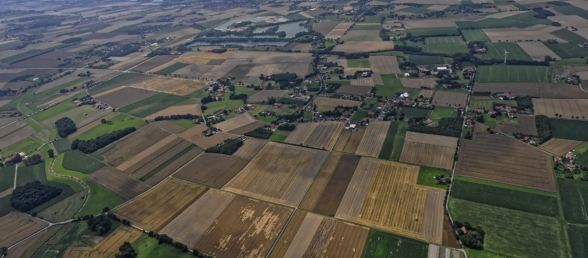 Photo showing: Bilder vom Flug Nordholz-Hammelburg 2015: Blick von Osten auf Ilserheide, Ortsteil von Petershagen, und die großen Kiesteiche an der Riehe.