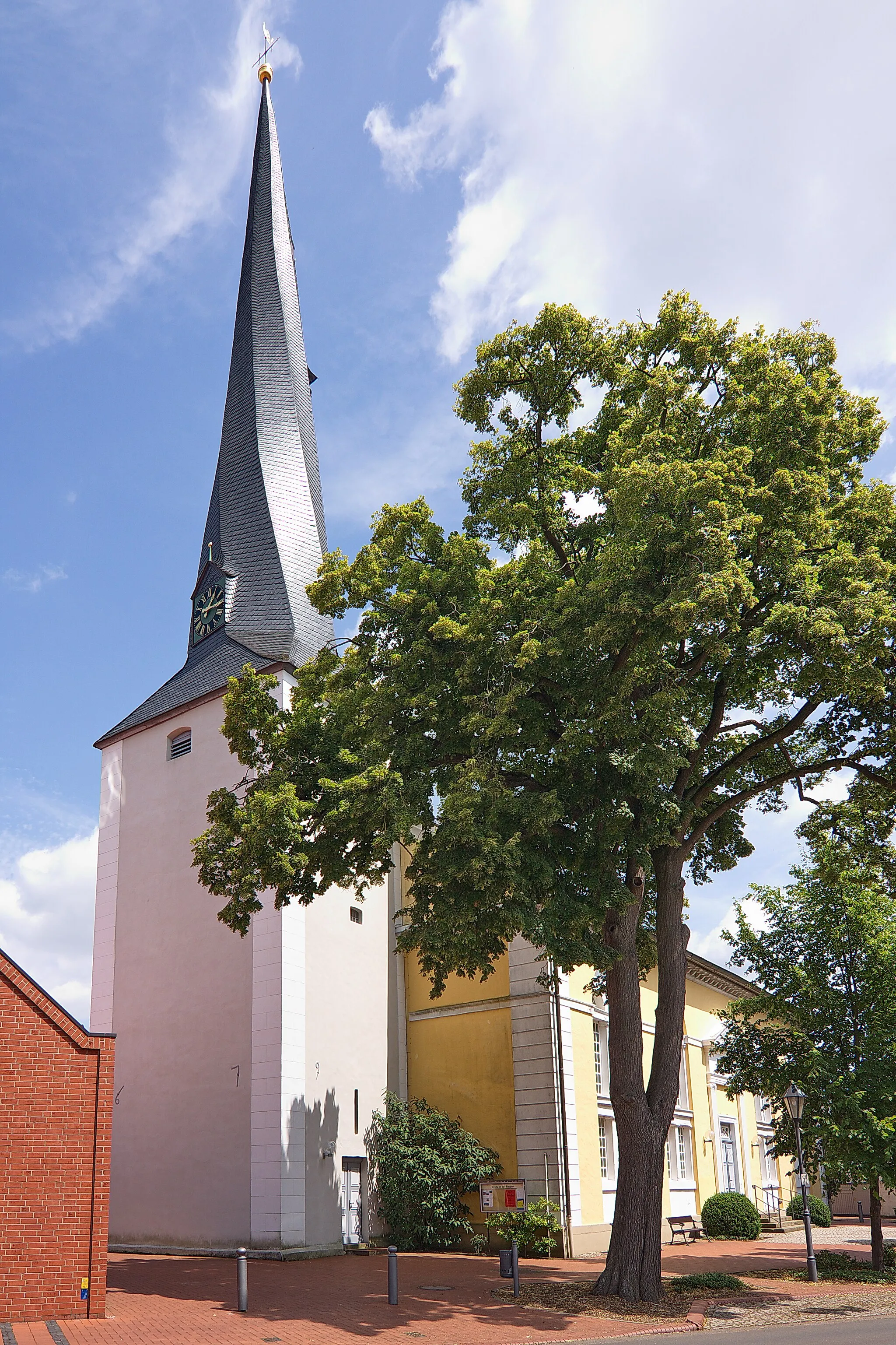 Photo showing: Der gedrehte Turmhelm auf dem 45 Meter hohen Turm der St. Jacobi-Kirche ist eine Besonderheit. Der Turm wurde im Jahr 1679 in Stolzenau, Niedersachsen, Deutschland errichtet.